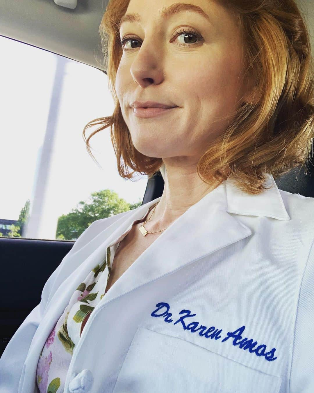 アリシア・ウィットさんのインスタグラム写真 - (アリシア・ウィットInstagram)「Dr Karen Amos at your service! excited to have completed day one of work on the feature film I Care A Lot, starring #rosamundpike, #eizagonzalez, #diannewiest and #peterdinklage! directed by #jblakeson. i love this movie and this role, honored to be a small but extremely fun part of it! #icarealot」7月16日 9時05分 - aliciawitty