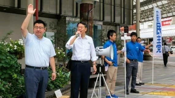 海江田万里さんのインスタグラム写真 - (海江田万里Instagram)「今朝は、渡辺創宮崎県議会議員が毎週街頭演説を行っている市内の宮崎山形屋前で、確認団体の標記を使って一緒に朝の挨拶に立ちました。 宮崎から政治を変えるために、皆さんの支援の輪をさらに広げてほしいと訴えました。  #立憲民主党　#衆議院議員　#海江田万里　#渡辺創　#宮崎県」7月16日 9時19分 - kaiedabanri