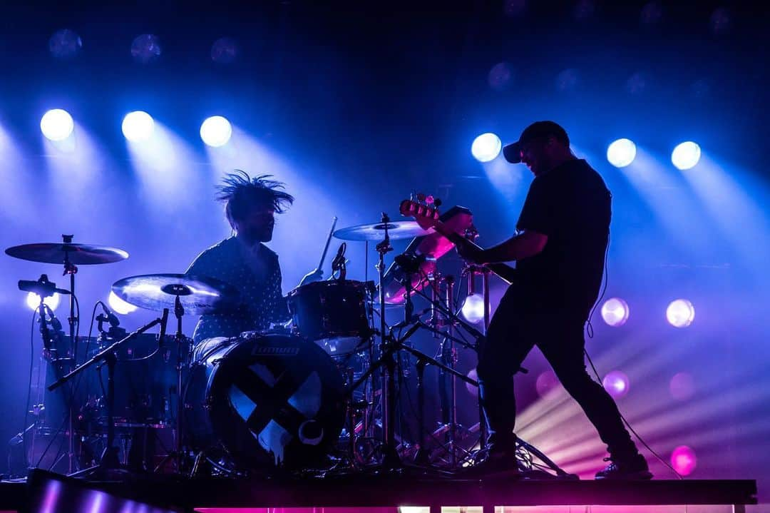 CHVRCHESさんのインスタグラム写真 - (CHVRCHESInstagram)「@radiocitymusichall last week. Photos by @almannarino.」7月16日 9時11分 - chvrches