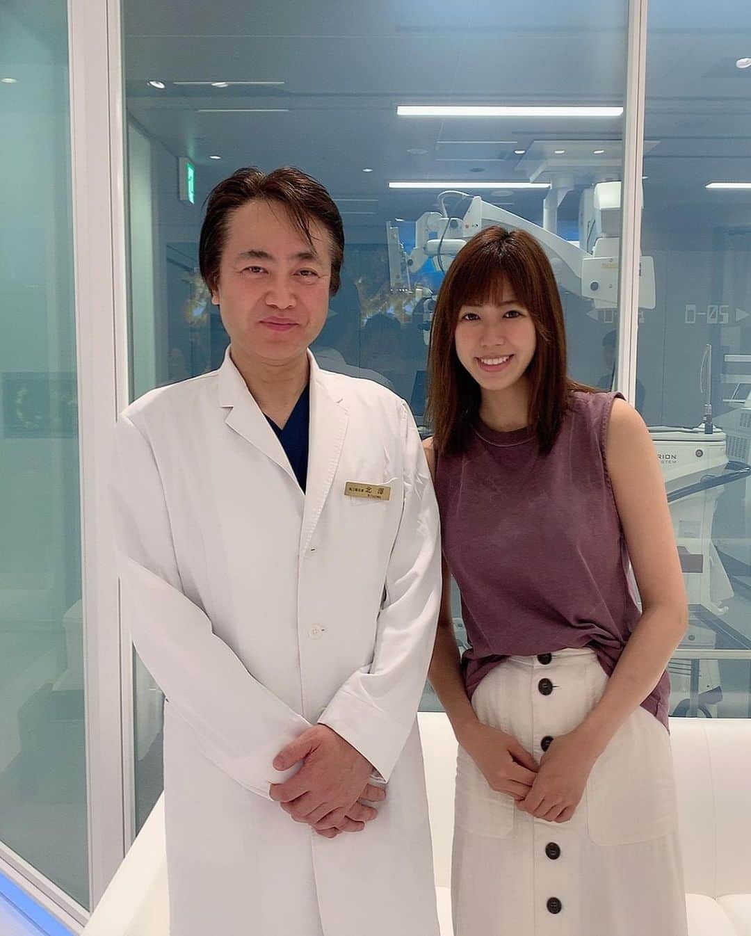 わちみなみさんのインスタグラム写真 - (わちみなみInstagram)「先日視力矯正手術を受けたのですが、﻿ すごく生活しやすくなりました☺︎﻿ ﻿﻿ わたしが受けたのはICLで﻿ レーシックとはまた違って﻿ 眼内にコンタクトレンズを入れるもので﻿、、﻿ ﻿﻿ もともと左目だけ視力が悪かった(0.2くらい)のですが﻿ 右目(1.5-2.0くらい)は良かったのでレンズをいれなくても﻿﻿ なんとなく見えてしまったのと、﻿ ドライアイやアレルギー体質﻿﻿ などがあってコンタクトを入れられない生活が続いていたんだけど、、💦﻿﻿ (ワンデーコンタクトを1日に何回もつけなおしたり、装着して2時間ぐらいで取っちゃったりしてたなあ💦もったいない笑)﻿ ﻿﻿ 眼精疲労、偏頭痛、、﻿﻿ 斜視が進む、ものがしっかりとらえられないことを考えて受けることにしました！﻿﻿ ﻿ あとドライアイの人も受けられるし、レンズの将来的な取り出しも可能らしいです⏏︎ ﻿ ﻿ 術後、﻿ とにかくスッキリ見えるのに感動しています！﻿ 目に力が入りづらかったのが今はぱちっと開きやすくなったのもうれしい✨﻿ ﻿ 手術自体も3分程で終わり痛みもなく安心でした。﻿﻿ ﻿ もう合わないコンタクトレンズのせいで視界が曇って日々結膜炎に悩まないで済むのがうれしいです😭﻿ ﻿﻿ 知り合いに紹介していただいた﻿サピアタワーアイクリニックの﻿﻿ 北澤先生、ありがとうございました☺︎☺︎✨✨﻿ ﻿﻿ 撮影でもコンタクトすぐ取っちゃってたから、﻿ この写真のビーチとか綺麗な風景を視力が良い状態で見たいな☺️⭐️﻿ ﻿﻿ #ICL #視力矯正 見えるのがうれしくてつい長文に笑✨ 手術中動画撮ってもらったんだけど、見せる相手がいない笑」7月16日 9時13分 - wacchime