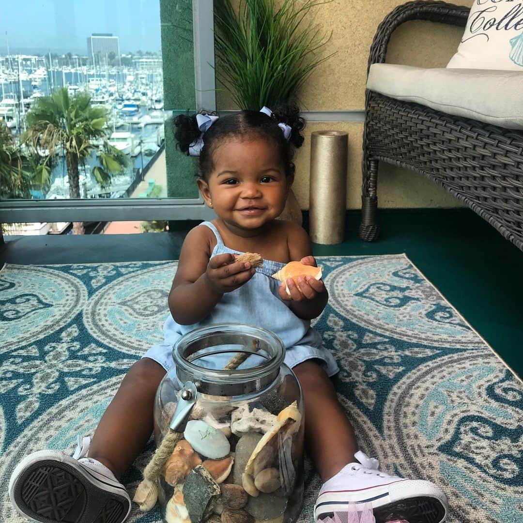 シャネル・イマンのインスタグラム：「My baby’s getting so big 👼🏽」