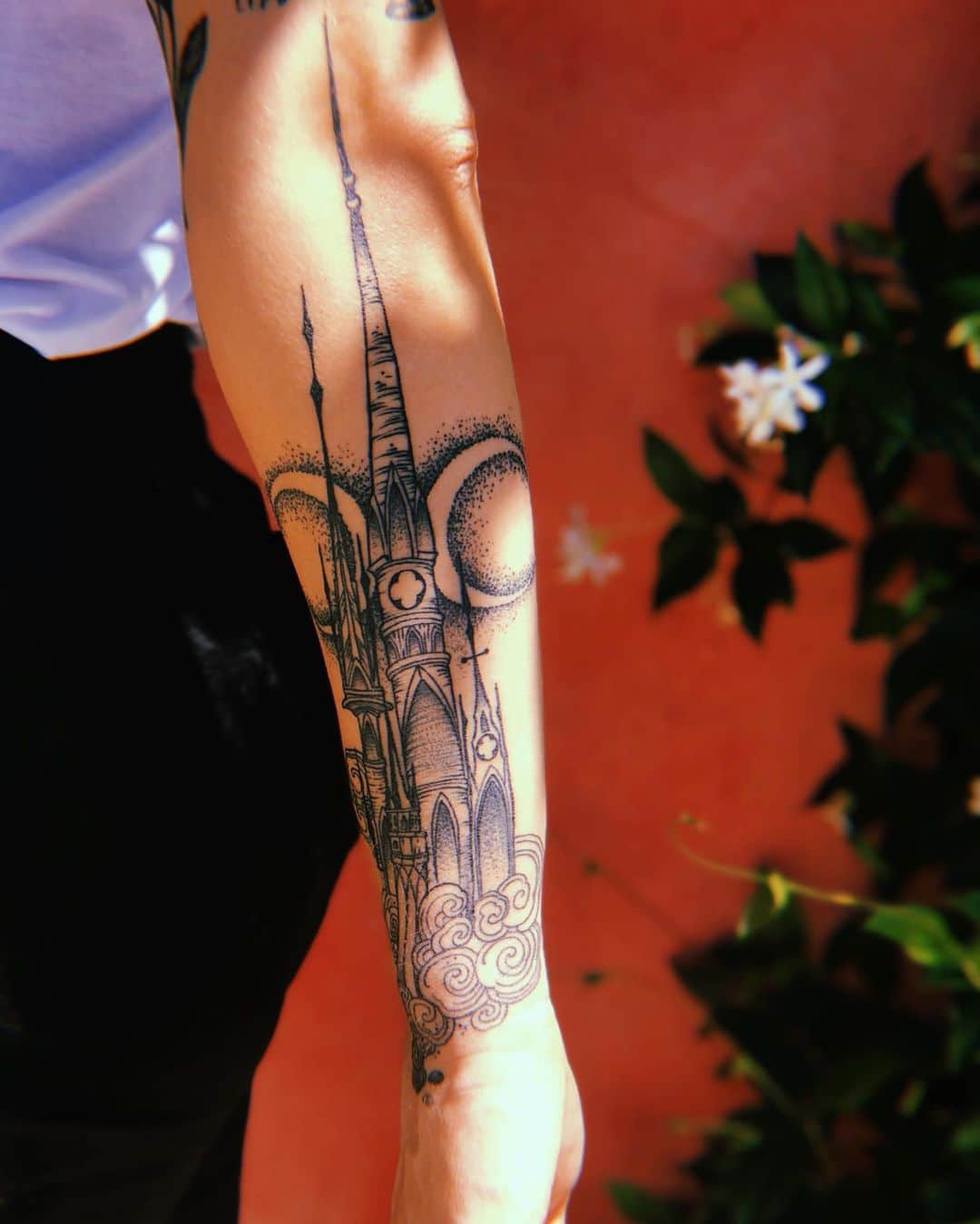 ヴァイオレット・チャチキさんのインスタグラム写真 - (ヴァイオレット・チャチキInstagram)「Big thanks to @shaintattoos at @darkmoonla for my new castle tattoo. 💜 I’m in love with the single needle fine like work 🏰👌🏼」7月16日 9時23分 - violetchachki