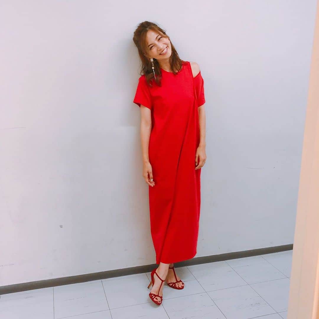 安田美沙子さんのインスタグラム写真 - (安田美沙子Instagram)「昨日の衣装も、 dress... @elendeek ❤️💕 やっぱり赤ってかわいい😊💄 . . 今日は、こちらがO.Aになります。ぜひご覧ください。 7/16(火) 日本テレビ「ヒルナンデス！」 11:55〜13:55 格安コーデバトル  高橋ユウちゃんにコーデしていただきました😊✨」7月16日 9時23分 - yasuda_misako