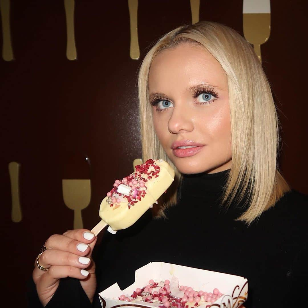 アリ・シンプソンさんのインスタグラム写真 - (アリ・シンプソンInstagram)「fulfilling my ice cream dreamssss at The @Magnum Pleasure Store here in @WestfieldSyd 🍦💗💫👼🏼🍦 #MagnumSyd #TrueToPleasure #SP 🖤」7月16日 9時25分 - allisimpson