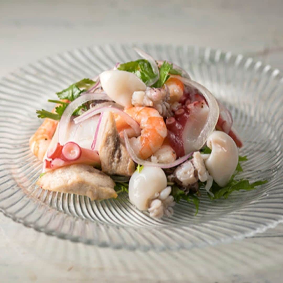 Courtyard by Marriott Tokyoのインスタグラム：「Ceviche (Marinated Seafood) 😋🐟😊 Ceviche, marinated seafood, is a Mexican signature dish with a refreshing lime aroma. Octopus and squid are tossed with exotic-flavored cilantro. This summery appetizer whets your appetite with sourness and spiciness from chili and jalapeños. Enjoy with a beer.  セビーチェ（魚介のマリネ）😍🥗🦐 ライムの香りが爽やかなメキシコの代表的な魚介のマリネ セビーチェは、タコやイカをエキゾチックな風味のパクチーと混ぜ合わせ、唐辛子やハラペーニョの辛みと酸味が食欲をそそる夏ならではの前菜です。ビールと共にお召し上がりください。#ディナー #dinner #レストラン #restaurant #人気メニュー #オードブル #ホテル #銀座 #ginza #cytokyo #seafood #前菜 #東京レストラン #シーフード」