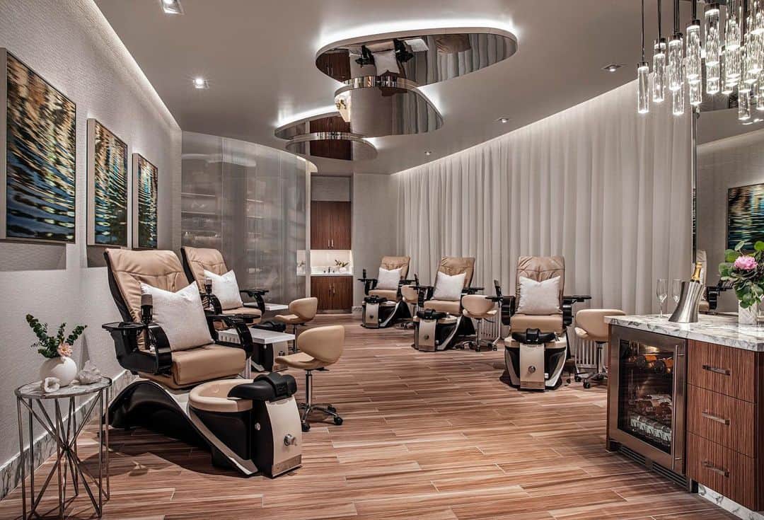 Palms Casino Resortのインスタグラム：「Get waited on hand and foot at The Salon by @priscillavalles.」