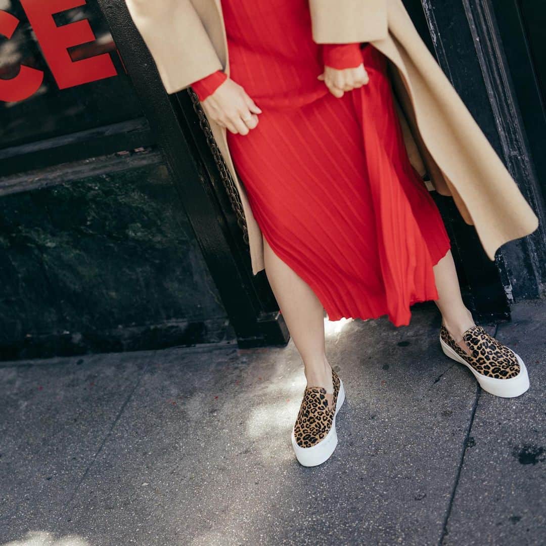 シービーズのインスタグラム：「Drum roll please...our best selling Baja Slip On Platform Mulholland Leopard is back. Link in bio. #showupinseavees」