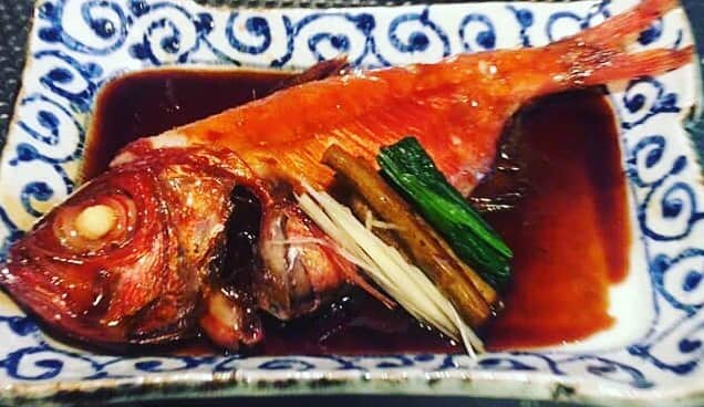のインスタグラム：「毎週火水木曜日は魚金の『金目鯛の煮付け』が半額です！ ¥1280→¥640(税抜) #金目#キンメ#金目鯛#煮付け#金目の煮付け #魚金#UOKIN#新橋#五反田#渋谷#新宿#池袋#秋葉原#神田#浜松町#田町#目黒#恵比寿#高田馬場#吉祥寺#神楽坂#飯田橋#市ヶ谷#神保町#六本木#赤坂見附#京橋#銀座#有楽町」