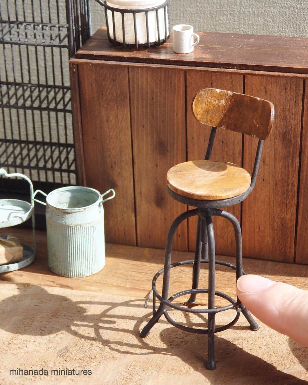 sae nakagawaのインスタグラム：「𓃟 new iron counter stool ❁  緩やかなカーブでできたアイアンの脚と、丸くてがっしり安定感ある座面、こんな椅子に腰掛けたい☻」