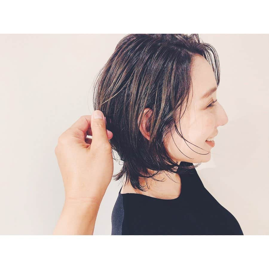 沙央くらまさんのインスタグラム写真 - (沙央くらまInstagram)「#ニューヘアー #ヘアカラー 紹介♪ 宝塚時代からカラーを頼む#従兄弟のお兄ちゃん #美容師kenちゃん  今回は #マットブルー 。#ブリーチなし で、 重くなっていた後ろの髪を軽くしてもらい、 前髪もすこし長さを変えて、  髪をかきあげた時も綺麗に動くように、 なおかつ髪をセットした時も自然なまとまりに、 更に、コテで巻きやすく、、、。 宝塚時代からいつも舞台を観ながら髪色や髪型を研究してくれている彼ならではのカットに支えられています。  皆んなから、良いカラーだね、とか髪型良いね今度紹介してー！ と言われるたびに、 従兄弟なんだよーって❤️ イシシシシw←変な笑い  良いなー！と思ってくださった方❤️ ぜひ参考にしてください❤️ #濡れ髪スタイリング  #ヘアアレンジ #ヘアカット  #沙央くらま #コマヘアー  #コマスタ #hairarrange  #hair  #haircolor」7月16日 9時59分 - kurama_sao