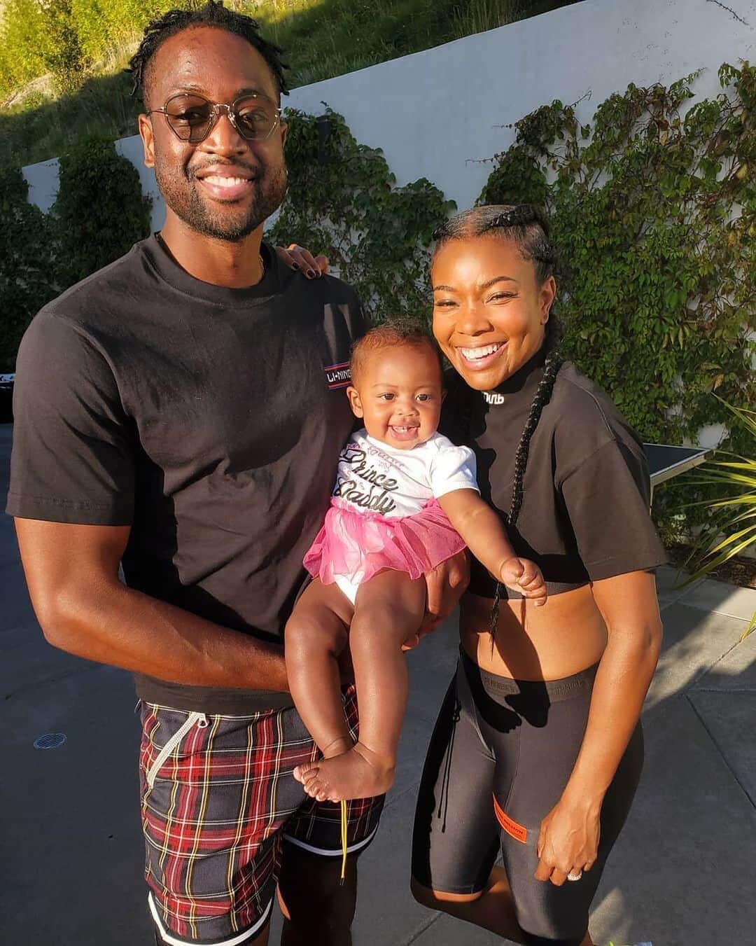 People Magazineさんのインスタグラム写真 - (People MagazineInstagram)「We can't help but smile when we see Gabrielle Union, Dwyane Wade, and baby Kaavia's big grins. 😍 | #Regram @gabunion」7月16日 10時00分 - people