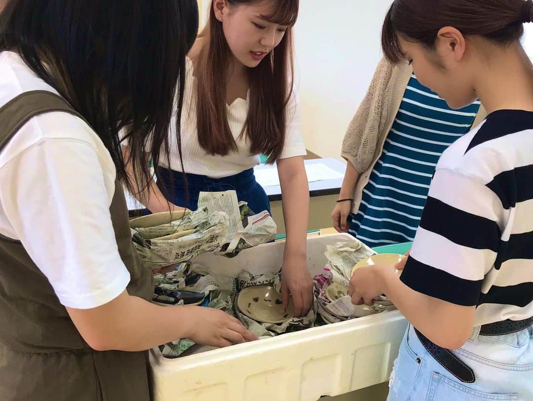 福岡女子短期大学さんのインスタグラム写真 - (福岡女子短期大学Instagram)「. ✋太宰府地域学✋ . こんにちは、福岡女子短期大学です。手をつかうだざいふ、先週は焼きあがった陶器を受け取りました。きれいに仕上がっており、使うのが楽しみです♪ 実家の保護者に送った学生もいました。 . #福岡女子短期大学 #福女短 #陶芸 #陶芸体験 #講義 #手をつかうだざいふ #陶芸作家 #陶芸作品  #太宰府 #太宰府地域学 #進路 #学ぶこと #講座 #ものづくり #うつわ #器 #短大生 #写真 #1年生 #学生 #短大生 #女子大生 #ハンドメイド #ハンドメイド記録  #やきもの #焼き物 #うつわ #皿 #焼物 #bff👭 #bffs . ========[ 資料請求 ]======== ． 新しい福岡女子短期大学の資料請求（2020大学案内）を無料送付中です。本学ホームページからお気軽に申し込みください。 . 子ども学科/健康栄養学科 音楽科/文化教養学科 ． 福岡女子短期大学 住所：‪福岡県太宰府市五条四丁目16番1号‬ tel：‪092-922-4034‬（代表）」7月16日 10時03分 - fukuoka_wjc