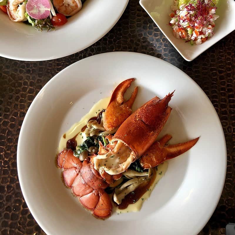 Trump Waikikiさんのインスタグラム写真 - (Trump WaikikiInstagram)「Poached whole Maine lobster on a bed of spinach and mushrooms is on the new seafood dinner menu at Wai‘olu Ocean Cuisine.  Hands down a popular and favorite dish among our guests.  Suggested dining reservations 808.683.7456 or waiolu@trumphotels.com  #trumpwaikiki #NeverSettle #waioluoceancuisine #seafood #seafoodrestaurantwaikiki #mainelobster #poachedlobster  ワイオル・オーシャン・キュイジーヌの新メニュー「ポーチド・ロブスター」。ディナータイムに人気です。ご予約は808.683.7456 まで。 #トランプワイキキ #ワイオルオーシャンキュイジーヌ #ロブスター #シーフード #ハワイでロブスターディナー #ポーチドロブスター」7月16日 10時13分 - trumpwaikiki
