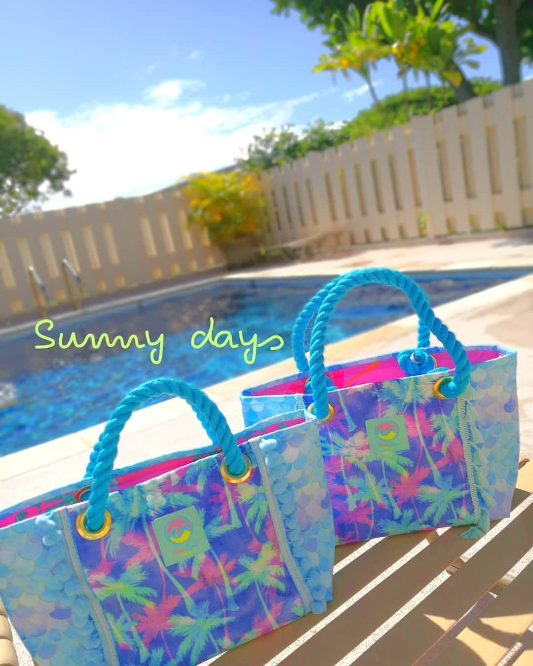 Moco Lima Hawaiiさんのインスタグラム写真 - (Moco Lima HawaiiInstagram)「New* Turquoise palm trees tote, made by Moco  It's sunny day today!  #turquoise#blue#mocolima#hawaii#original#totebag#mermaid#palmtree#poolday#sunnyday#beachday#beautifulday#relaxing#calming#sun#waikiki#bikini#love#smile#ハワイ#ハワイ好き#ハワイ好きな人と繋がりたい#ハワイ旅行#夏休み#夏休み旅行#モコリマハワイ#ワイキキ#アロハ#ハワイみやげ#夏  Mocolima showroom 1-6pm open today 新作クラッチ、新作ポーチ、新作ティッシュケースなどなど 新作大量月曜日♡ 皆さまのご来店心よりお待ち致しております！」7月16日 10時18分 - mocolimahawaii