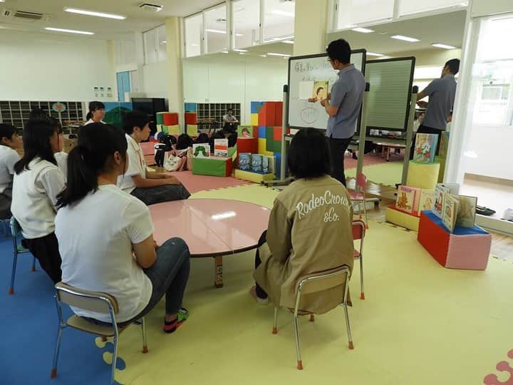 福岡女子短期大学さんのインスタグラム写真 - (福岡女子短期大学Instagram)「@子ども学科 こんにちは、福岡女子短期大学です。 . 7月7日（日）に開催された「オープンキャンパス」にて、子ども学科にご参加いただいた皆さま、ありがとうございました。 . 今回のオープンキャンパスでは、学生スタッフによる「学生Café」や「学科紹介」の他、体験授業では2講座、「こども音楽療育体験」「 保育内容（ことば）〜子どもの心によりそう絵本読みと手遊び～」「ミニワークショップ～七夕飾りを作って飾ろう！～」「ピアノ個別相談」を実施しました。 . 参加いただいた皆さまからいただいたコメントを一部ご紹介します。 . ◆絵本のお話を聞くことができ、とても楽しく保育士というお仕事は素敵だなと感じました。今日はありがとうございました。 ◆学科のことについて多くのことを教えて頂けてとても良かったです。学校のこともたくさん聞けたし、在学生の方々とも話すことができてうれしかったです。ありがとうございました。 ◆今回初めて参加したのですが、先生方や先輩方も明るく優しくてすてきな雰囲気だと思いました。 ◆話をしてくださった先生がやさしくてとても良かったと思います。 ◆校舎がきれいだった。在学生の方が優しかった。是非受験したい。 ◆音楽が苦手な人でも気軽に体験をできてとても良かったです。 ◆保育者になるために、どのような事を学ぶのか、学校の雰囲気もとても良かったです。生徒の方がみなさん笑顔であいさつをされていて、とても良いと思いました。 ◆先生や生徒さん方の関係性がすごく楽しそうで、良いなと思いました。 ◆とても施設も充実していてびっくりしました。模擬授業もピアノもたんざく作りも楽しくて先輩方や先生方とのお話も楽しくてとってもためになりました。今日はありがとうございました。 ◆先生方や、在校生の方もおもしろくてとても楽しかったです。 ◆今までのオープンキャンパスの中で先生方の雰囲気が一番いいなと思いました。 . 次回のオープンキャンパスは、7月21日（日）に開催します。詳しい内容はWEBサイト（http://www.fukuoka-wjc.ac.jp/opencampus/）をご覧ください。 . 参加事前申込も受付中！予約フォームよりお申し込みください。 . 皆様のご参加をスタッフ一同お待ちしております . #福岡女子短期大学 #福女短 #短期大学 #大学生  #子ども学科 #高校生 #オーキャン #オープンキャンパス #保育士 #保育士の卵 #読み聞かせ #高校3年生 #高校2年生 #高校1年生 #福岡女子短期大学子ども学科　#幼児教育　#保育士の卵 #幼稚園教諭　#幼稚園教諭の卵　#保育園実習　#保育士になりたい　#保育学科　#保育士のたまご　#未来の保育士　#福岡の女子短期大学 #女子大生 #ljk #jk #fjk #sjk #進路 . ========[ 資料請求 ]======== ． 新しい福岡女子短期大学の資料請求（2020大学案内）を無料送付中です。本学ホームページからお気軽に申し込みください。 . 子ども学科/健康栄養学科 音楽科/文化教養学科 ． 福岡女子短期大学 住所：‪福岡県太宰府市五条四丁目16番1号‬ tel：‪092-922-4034‬（代表）」7月16日 10時37分 - fukuoka_wjc