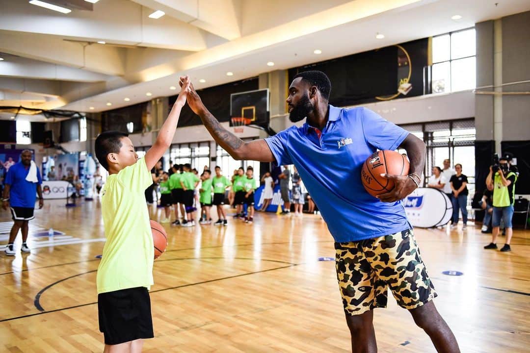 ティム・ハーダウェイ・ジュニアのインスタグラム：「The energy @jrnbaasia Youth Clinic was ⚡️! Team THJ took home the W. Take that L pops 😜」