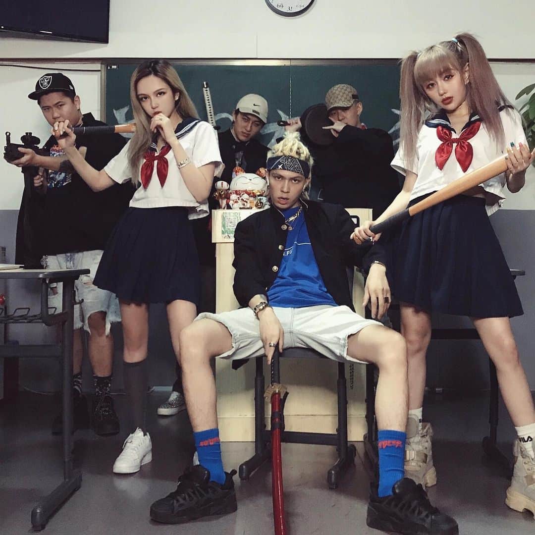 Grace Chowのインスタグラム：「我換完這套衣服出來他們說 wow 你好像學校裡霸凌同學的壞學生大姐大 😟 #我明明在換裝前對自己的設想是一名可愛的學生妹」