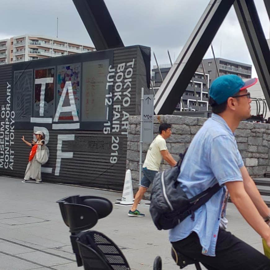 タンゲクンさんのインスタグラム写真 - (タンゲクンInstagram)「TABF2019に行ってすてきな本を見つけた のでストリーズに一部シェアーしました。 興味のある方はご覧くださいね。  二枚目木場公園で見つけた可愛い子🐩  #東京都現代美術館」7月16日 10時38分 - etsukomiuze