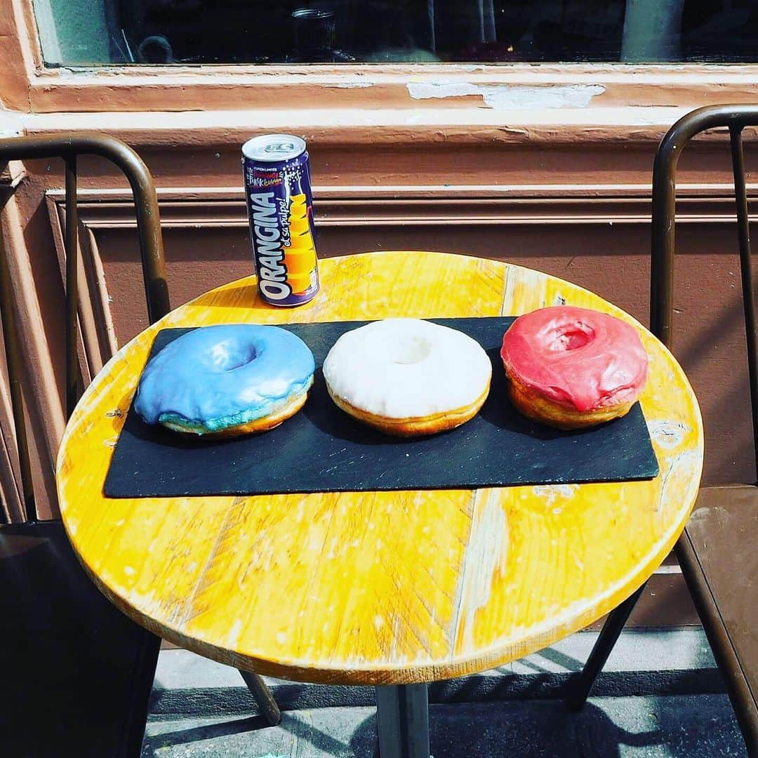 Orangina オランジーナ公式さんのインスタグラム写真 - (Orangina オランジーナ公式Instagram)「Bonjour🇫🇷✋ 7月14日はパリ祭（フランス革命記念日）でした✨  最近パリでブレイク中のドーナツ屋さん “Humm Donuts”では、パリ祭を記念して トリコロール🇫🇷のドーナツ🍩が登場〜。 7月の新作、旬のチェリー🍒のドーナッツも 一緒にパチリ。  #fetenationale #donutsparis #Orangina #オランジーナ #Orangina100 #オランジーナ100」7月16日 10時33分 - orangina_jp