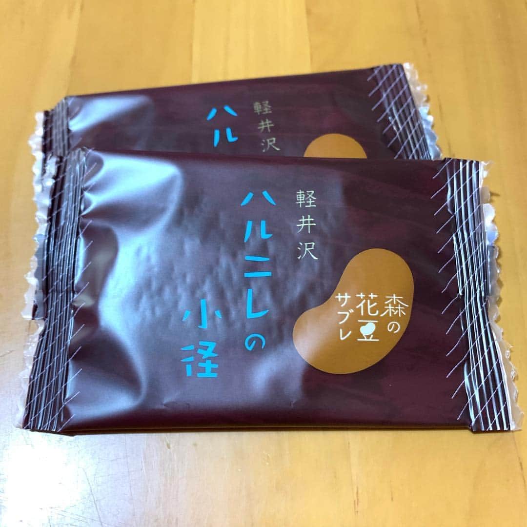 野間美由紀のインスタグラム：「ハルニレテラスに入っている和菓子屋さん「和泉屋」の新作。「ハルニレの小径」。花豆（佐久地域の名産品）を使ったサブレです。」