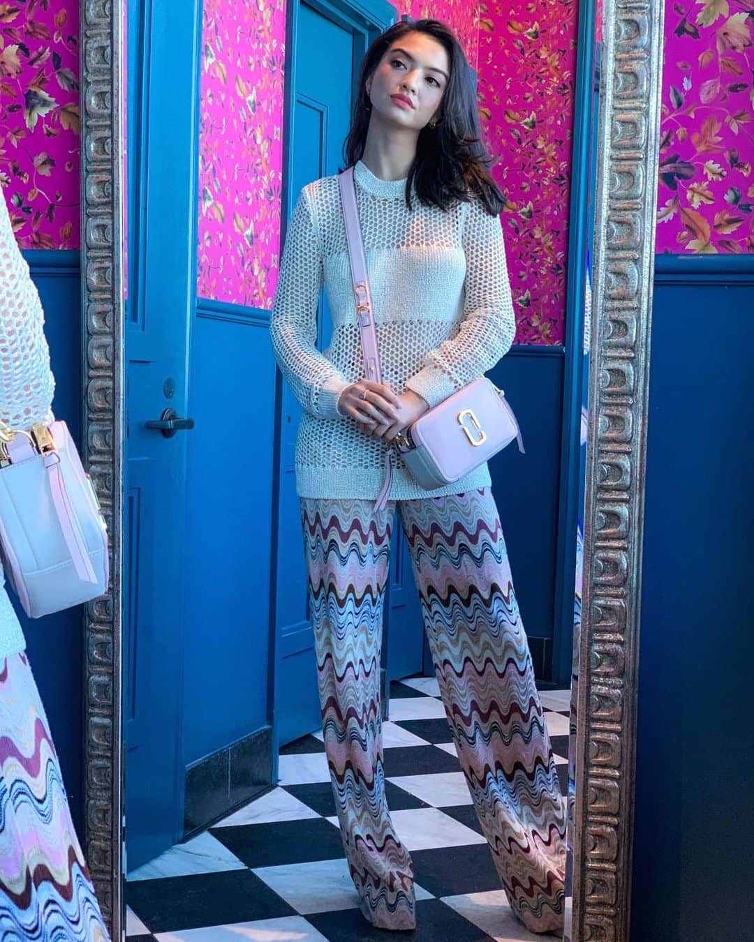 ラライン・シャーのインスタグラム：「What can I say... Ran out of paper towels. @marcjacobs #MJSoftshot」