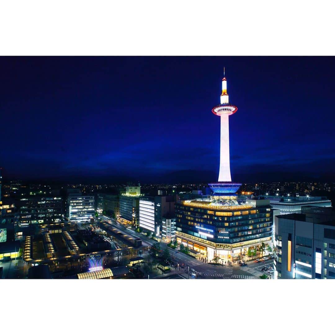 のインスタグラム：「*﻿ ﻿ 【毎月16日】Do you kyoto?﻿ 塔体照明をライトダウン🌌﻿ ﻿ 本日、7月16日はDo you kyoto？デー(環境に良いことをする日)として、塔体照明をライトダウン(20:00-22:00)いたします🌃🌛﻿ ※上記以外の日没～24：00は、ホワイト（通常色）にライトアップいたします。﻿ ﻿ 塔体の照明が消えても、今日は鉾の明かりが京都の街を照らしてくれますね😌﻿ 今日の祇園祭・前祭宵山では提灯落としも見られるそうなので、京の夜をお楽しみください🏮﻿ ﻿ 🌿Do you kyoto?とは🌿﻿ 京都市では、京都議定書が発効した2005年2月16日にちなみ、毎月16日を「DO YOU KYOTO？デー」(環境に良いことをする日)としています。﻿ 「DO YOU KYOTO？デー」には、京都市全域で、通勤などにマイカーを使用しない「ノーマイカーデー」、屋外照明などの消灯を呼びかける「ライトダウン」、市内のレストランなどでろうそくやランプの灯りでディナーを楽しむ﻿「京灯ディナー」などの取り組みを市民や事業者の皆様と一緒に実施しています。﻿」