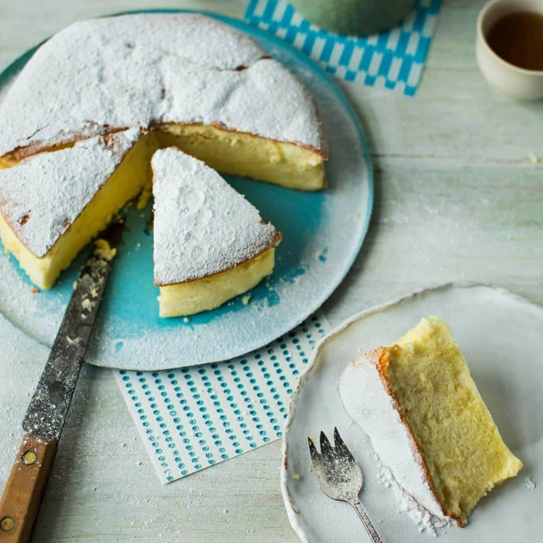 レイチェル・クーさんのインスタグラム写真 - (レイチェル・クーInstagram)「This super light Osaka style cheesecake was inspired by my 2014 trip to Japan 🇯🇵 It's the perfect feather-weight dessert for a summer's night and can be whipped up in just a jiffy. Recipe 👉 http://bit.ly/rk-cheesecake 📸: Laura Edwards | Styling: @frankie_u . . . . . . . #Rachelkhoo #recipe #summerdessert #dessert #cheesecake #Japanese #osaka」7月16日 16時10分 - rachelkhooks