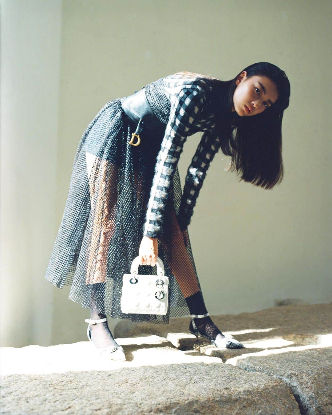 The Fashion Postさんのインスタグラム写真 - (The Fashion PostInstagram)「Dior with Mizuki Kayashima﻿ 『茅島みずきと DIOR (ディオール) vol.2』﻿ ﻿ DIOR (ディオール) の歴史で脈々と受け継がれてきたエレガンスの系譜。アーティスティック ディレクターの Maria Grazia Chiuri (マリア・グラツィア・キウリ) は、そのエレガンスに新たな解釈を吹き込んでいく。2019-20秋冬 プレタポルテ コレクションで彼女が生み出したのは、DIOR 流”テディ・ガール”。1950年代に一大ムーブメントを引き起こした英国を代表するサブカルチャーのひとつ”テディ・ボーイ”のガールフレンドを現代に甦らせた。かつて Christian Dior (クリスチャン・ディオール) もそうであったように、英国カルチャーに息づくエレガンスと反逆という相反するようで互いに惹かれ合うその関係に Maria Grazia Chiuri も魅せられたのだ。若手女優の登竜門として知られるポカリスエットのCMに起用され、期待の新星として一躍脚光を浴びた女優・茅島みずき。弱冠14歳ながらも、抜群のプロポーションと端正な顔立ちでクールビューティーと評判の美少女だ。そんなギャップが魅力の彼女と一緒に DIOR の最新ルックをお届けします。﻿ ﻿ 第2週目の舞台は、草月会館のイサム・ノグチの石庭「天国」。20世紀を代表する芸術家による傑作と Maria Grazia Chiuri が産み出したアートピースのようなコレクションが見事な共演を果たした。メゾンのアーカイヴを再解釈していくうちに、最早 Maria Grazia Chiuri による Dior の定番となったフレアスカート。メゾンが誇る職人によって完成された繊細なフラワーエンブロイダリーのチュールスカートからスポーティーなメッシュ素材のオーバースカートと異なる表情を持ちながら美しさを湛えたピースが揃っている。そしてタイムレスな魅力を放つ DIOR の不朽の名作「LADY DIOR」。注意深く選定された上質なレザーにアイコニックなカナージュ パターンのステッチが施され、まるで彫刻品のような佇まいを呈している。ミニサイズからラージサイズまで、シーンや用途に応じて使い分けることのできるサイズのラインナップも「LADY DIOR」が世界中から愛される理由のひとつだろう。﻿ ﻿ model: mizuki kayashima @mizukikayashima_official﻿ photographer: yuto kudo @youtojah﻿ videographer: mitch nakano @mitchnakano﻿ stylist: tomoko kojima @tomokojima__﻿ makeup: masayo tsuda @masayo.tsuda_makeup﻿ hair: nori takabayashi @noritakabayashi﻿ writer: manaha hosoda @manaha_hosoda﻿ editor: daisuke yokota @daiskey﻿﻿ ﻿ #TFP #TheFashionPost﻿ #茅島みずき #DIOR #ChristianDior #ディオール #LADYDIOR #MariaGraziaChiuri﻿ #photooftheday #fashion #photography #instaphotography #instaphoto #fashionphoto #fashionphotography #fashioneditorial #tokyomodel #tokyofashion」7月16日 16時06分 - tfpjp