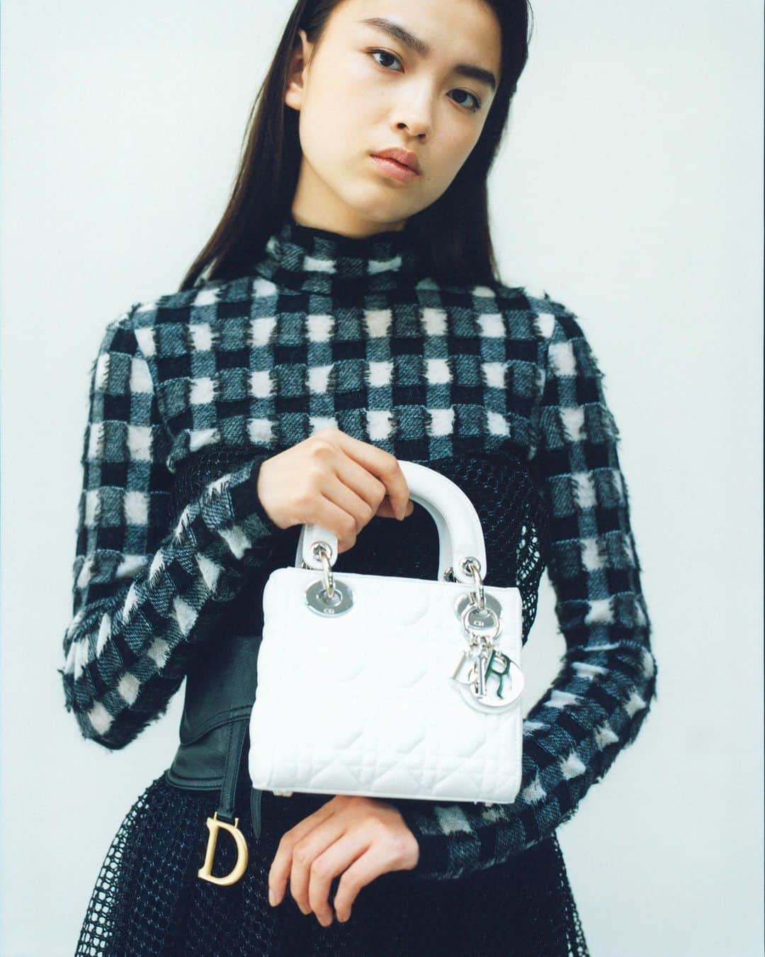 The Fashion Postさんのインスタグラム写真 - (The Fashion PostInstagram)「Dior with Mizuki Kayashima﻿ 『茅島みずきと DIOR (ディオール) vol.2』﻿ ﻿ DIOR (ディオール) の歴史で脈々と受け継がれてきたエレガンスの系譜。アーティスティック ディレクターの Maria Grazia Chiuri (マリア・グラツィア・キウリ) は、そのエレガンスに新たな解釈を吹き込んでいく。2019-20秋冬 プレタポルテ コレクションで彼女が生み出したのは、DIOR 流”テディ・ガール”。1950年代に一大ムーブメントを引き起こした英国を代表するサブカルチャーのひとつ”テディ・ボーイ”のガールフレンドを現代に甦らせた。かつて Christian Dior (クリスチャン・ディオール) もそうであったように、英国カルチャーに息づくエレガンスと反逆という相反するようで互いに惹かれ合うその関係に Maria Grazia Chiuri も魅せられたのだ。若手女優の登竜門として知られるポカリスエットのCMに起用され、期待の新星として一躍脚光を浴びた女優・茅島みずき。弱冠14歳ながらも、抜群のプロポーションと端正な顔立ちでクールビューティーと評判の美少女だ。そんなギャップが魅力の彼女と一緒に DIOR の最新ルックをお届けします。﻿ ﻿ 第2週目の舞台は、草月会館のイサム・ノグチの石庭「天国」。20世紀を代表する芸術家による傑作と Maria Grazia Chiuri が産み出したアートピースのようなコレクションが見事な共演を果たした。メゾンのアーカイヴを再解釈していくうちに、最早 Maria Grazia Chiuri による Dior の定番となったフレアスカート。メゾンが誇る職人によって完成された繊細なフラワーエンブロイダリーのチュールスカートからスポーティーなメッシュ素材のオーバースカートと異なる表情を持ちながら美しさを湛えたピースが揃っている。そしてタイムレスな魅力を放つ DIOR の不朽の名作「LADY DIOR」。注意深く選定された上質なレザーにアイコニックなカナージュ パターンのステッチが施され、まるで彫刻品のような佇まいを呈している。ミニサイズからラージサイズまで、シーンや用途に応じて使い分けることのできるサイズのラインナップも「LADY DIOR」が世界中から愛される理由のひとつだろう。﻿ ﻿ model: mizuki kayashima @mizukikayashima_official﻿ photographer: yuto kudo @youtojah﻿ videographer: mitch nakano @mitchnakano﻿ stylist: tomoko kojima @tomokojima__﻿ makeup: masayo tsuda @masayo.tsuda_makeup﻿ hair: nori takabayashi @noritakabayashi﻿ writer: manaha hosoda @manaha_hosoda﻿ editor: daisuke yokota @daiskey﻿﻿ ﻿ #TFP #TheFashionPost﻿ #茅島みずき #DIOR #ChristianDior #ディオール #LADYDIOR #MariaGraziaChiuri﻿ #photooftheday #fashion #photography #instaphotography #instaphoto #fashionphoto #fashionphotography #fashioneditorial #tokyomodel #tokyofashion」7月16日 16時06分 - tfpjp