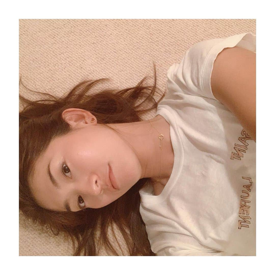 森下千里さんのインスタグラム写真 - (森下千里Instagram)「梅雨はいつまでだろう。  雨音を聴きながら、 床にゴロンと転がったら、 もう起き上がりたくない。  あぁ、でも もう行かなきゃ…😧 . . #梅雨 #おうち #selfportrait #tokyo #一人暮らし #梅雨の過ごし方 #家好き」7月16日 16時06分 - morishitachii