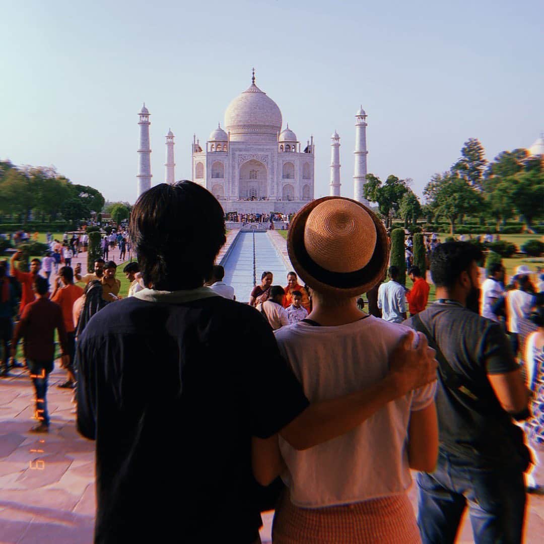 ショーン・エバリストのインスタグラム：「Taj Mahal 🇮🇳 “A love poem written in marble” . . . . 🎎 update: Just about 4 months of marriage and here we are in India. Been wanting to check this off for a while now, so happy we got to see this together as husband and wife. I don’t think words really suffice here, just truly thankful overall. Taj Mahal means “Crown of the Palace” and it seems like the person that dreamed this monument to life, truly wanted to honor their partner with such grand love. The lengths that went into constructing this place are incredible and feel beyond real, I can only imagine all the stories that lay deep within this compound. How wonderful that we get to bring this story of our own back home with us. 🏡」