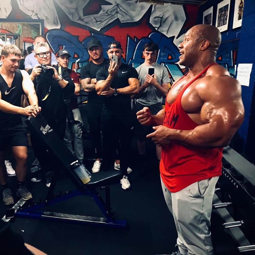 Phil Heathのインスタグラム：「Enjoying my 7th appearance in 8 days here in the UK with some awesome hardcore bodybuilding fans at @powerzone_gym today. I fueled up on @philheathlabs #DreamKiller, #Intraguard and trained shoulders, I decided to let a gym member join in on this workout and boy did we have a great time! Over 35 sets of 8 different exercises all within an hour! What really made this day special along with all of the days on this tour is that I have made sure that every person attending this tour gets to know the real Phil Heath and I can say thank you for everyone allowing me to stay within a safe yet vulnerable place to share not only training tips, but also my perspectives and ideologies about creating a champion version of self. One more day to go so I’ve gotta get some rest and meet some more awesome and passionate fans.  #Repost @musculardevelopment ・・・ @philheath in the UK today at @powerzone_gym on his eight day MD Global Muscle Pro Tour. Looking SUSPICIOUSLY sharp would you say? Is number eight calling Phil? Brought to the UK by @giles_tiger and @aj.kellyrobert the hosts of @globalmuscleradio. #mdglobalmuscleradio #mdglobalmuscleprotours #uktour #philheathlabs #uk #musculardevelopment #powerzonegym @philheathlabs @aj.kellyrobert @giles_tiger @globalmuscleradio」