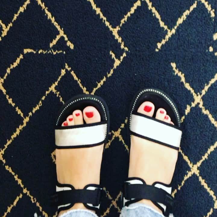 ダンドイ舞莉花のインスタグラム：「旅のお供。  #リューン 地方公演は毎日これ。  そしてその後の旅行も毎日これ。  おかげで足の甲はものすんごいサンダル焼けだけど笑  でもどんなに歩いても疲れないこのサンダル！  周りのストーンもアクセントになってて可愛いし。😍 色違いも欲しい！！ #nuovo #abcmart #ヌォーヴォ #abcマート #サンダル最高 #中がクッションでふかふか #永遠歩ける #毎日一万歩 #地方公演のお供 #旅のお供 #travel #walk #tokyogirl #japan」