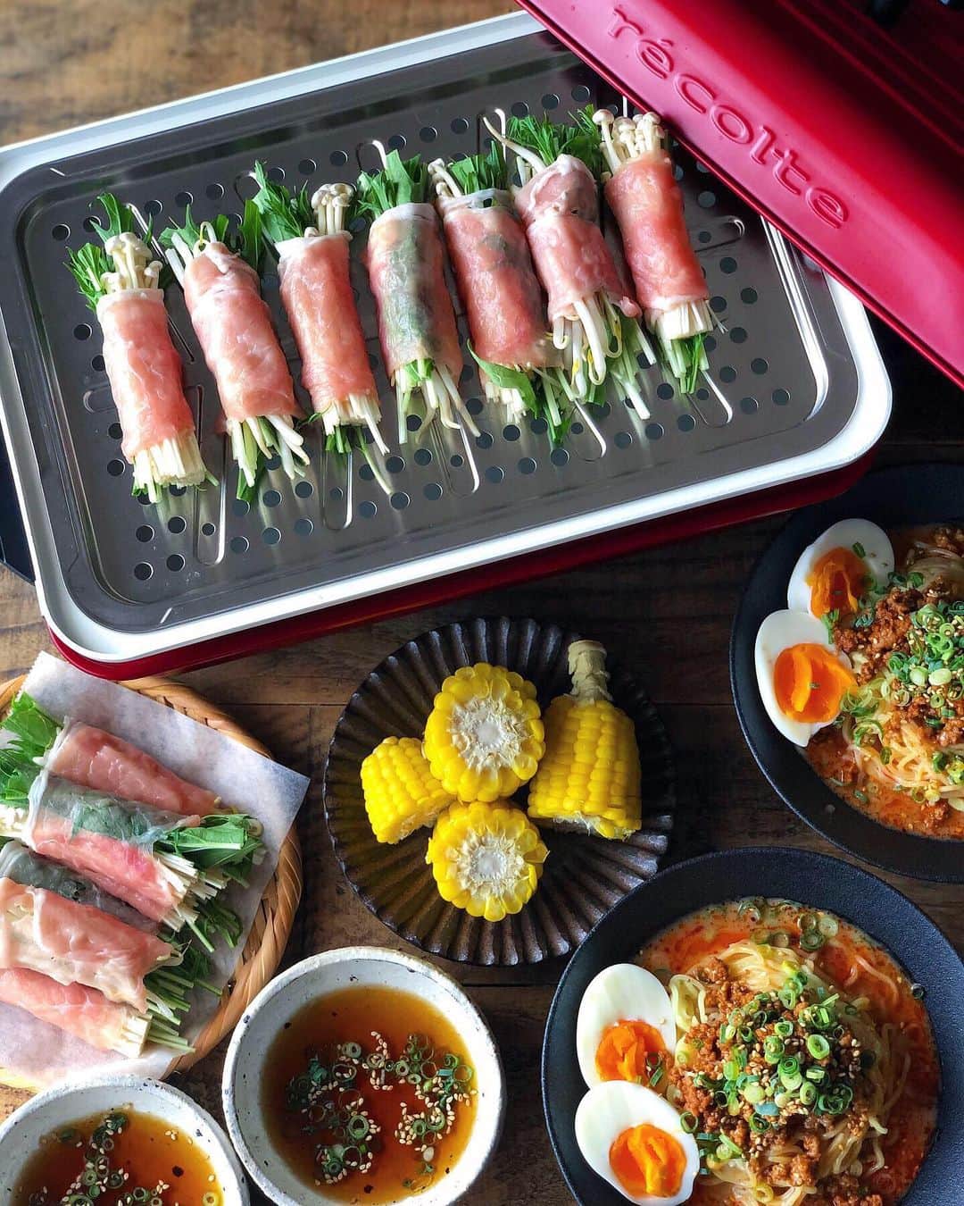 chaako ちゃあこのインスタグラム：「2019.7.16 * 昨日の晩御飯٩(๑❛ᴗ❛๑)۶ * ＊野菜の豚肉巻き蒸し ＊とうもろこし ＊冷やし坦々麺 * でした(๑´ڡ`๑) * #recolte の#セラミックスチーム深鍋 を使って、野菜の豚肉巻きを蒸しました。 * 別売りのオプションにある、セラミックスチーム深鍋。蒸しプレートも付いてて蒸し料理も作れるし、お鍋したり煮込み料理したり、炊き込みごはんも炊けちゃうって凄過ぎる‧˚₊*̥(* ⁰̷̴͈꒨⁰̷̴͈)‧˚₊*̥ * 野菜はもやし＋水菜、えのき＋水菜。 豚肉は長崎産の豚しゃぶ用の美味しいお肉で♡ 巻き巻きしたらあとは蒸すだけ。 * 下のセラミックの深鍋にお水を入れて沸騰させて蒸すのですが、今回は清酒も少し入れました。香り良くなるかなーと思って。 * 蒸し料理を卓上でしながら食べるって初めてかも！火力も強いからすぐ蒸し上がるし美味しかったー♡ * 夫も美味しい！って言ってたし、またしようー(*≧∀≦) * 冬になったら、これで牡蠣を蒸して食べるのが楽しみです♡ * セラミックの深鍋でお鍋もいいなー( ᵘ ᵕ ᵘ ⁎) * * * @recolte_official * #レコルト#ホームバーベキュー#ホットプレート#ホットプレート料理#PR#蒸し料理#food#japan#japanese#kaumo#love#おうちごはんlover#ラブめし#晩御飯#冷やし坦々麺」