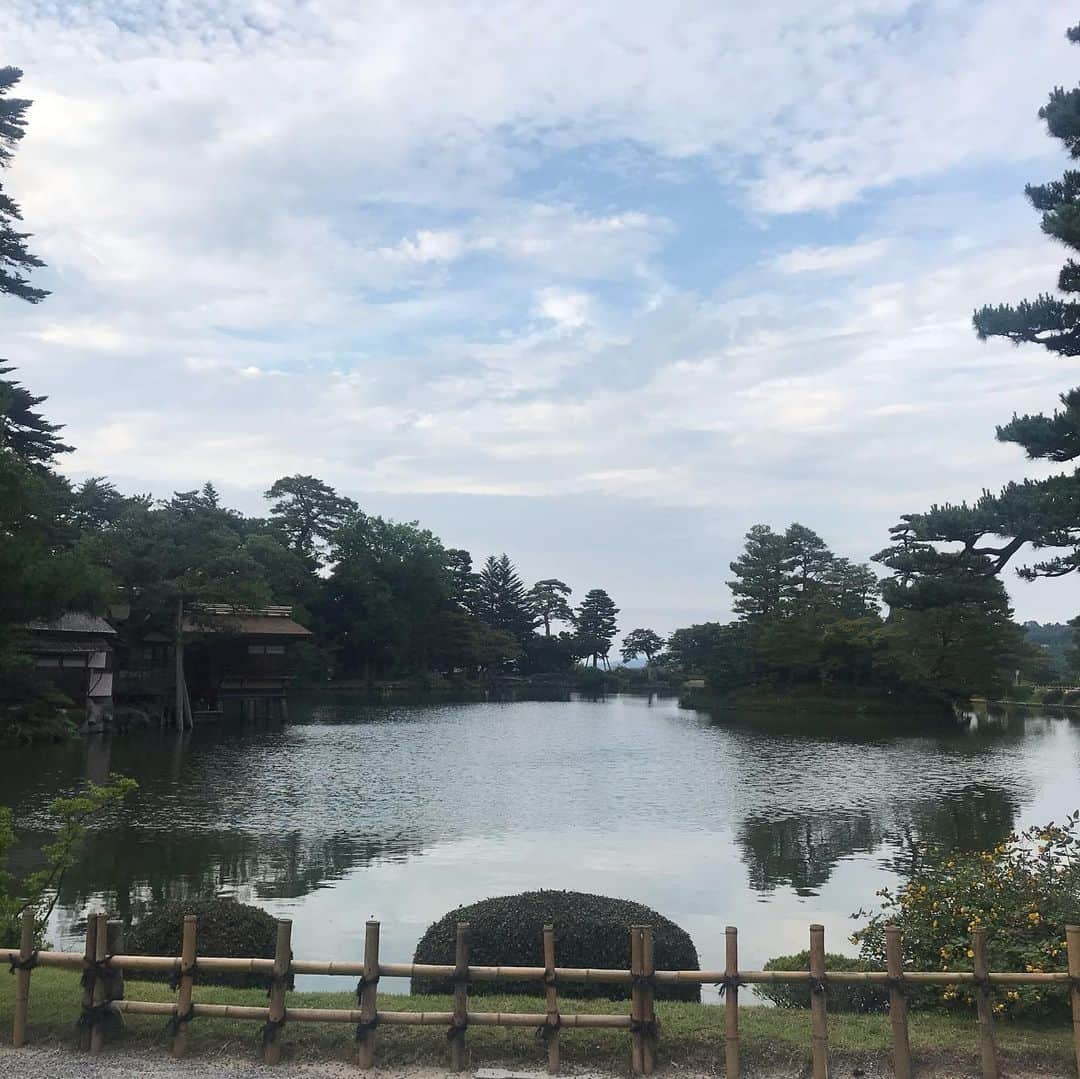 美沙さんのインスタグラム写真 - (美沙Instagram)「弾丸飛行機ドライブ✈️ 初めての石川県✨ 飛行機は高いけどホテルめちゃくちゃ安かった！ . 県外逃亡楽しい❤️ どなたか私と県外行きませんか？ . #石川県 #金沢市 #旅行 #travel #金沢駅 #もてなしドーム #鼓門 #兼六園 #東茶屋街 #箔一 #金箔ソフトクリーム #夢鉄砲 #焼きふぐ #ふぐ #🐡 #片町」7月16日 11時02分 - misa0623r