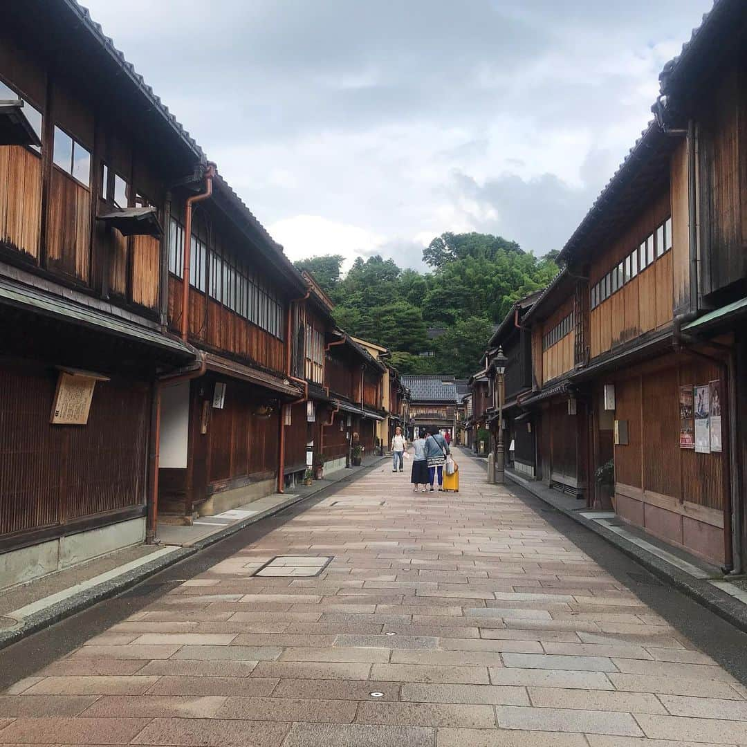 美沙さんのインスタグラム写真 - (美沙Instagram)「弾丸飛行機ドライブ✈️ 初めての石川県✨ 飛行機は高いけどホテルめちゃくちゃ安かった！ . 県外逃亡楽しい❤️ どなたか私と県外行きませんか？ . #石川県 #金沢市 #旅行 #travel #金沢駅 #もてなしドーム #鼓門 #兼六園 #東茶屋街 #箔一 #金箔ソフトクリーム #夢鉄砲 #焼きふぐ #ふぐ #🐡 #片町」7月16日 11時02分 - misa0623r