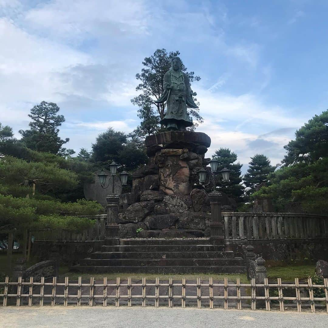 美沙さんのインスタグラム写真 - (美沙Instagram)「弾丸飛行機ドライブ✈️ 初めての石川県✨ 飛行機は高いけどホテルめちゃくちゃ安かった！ . 県外逃亡楽しい❤️ どなたか私と県外行きませんか？ . #石川県 #金沢市 #旅行 #travel #金沢駅 #もてなしドーム #鼓門 #兼六園 #東茶屋街 #箔一 #金箔ソフトクリーム #夢鉄砲 #焼きふぐ #ふぐ #🐡 #片町」7月16日 11時02分 - misa0623r