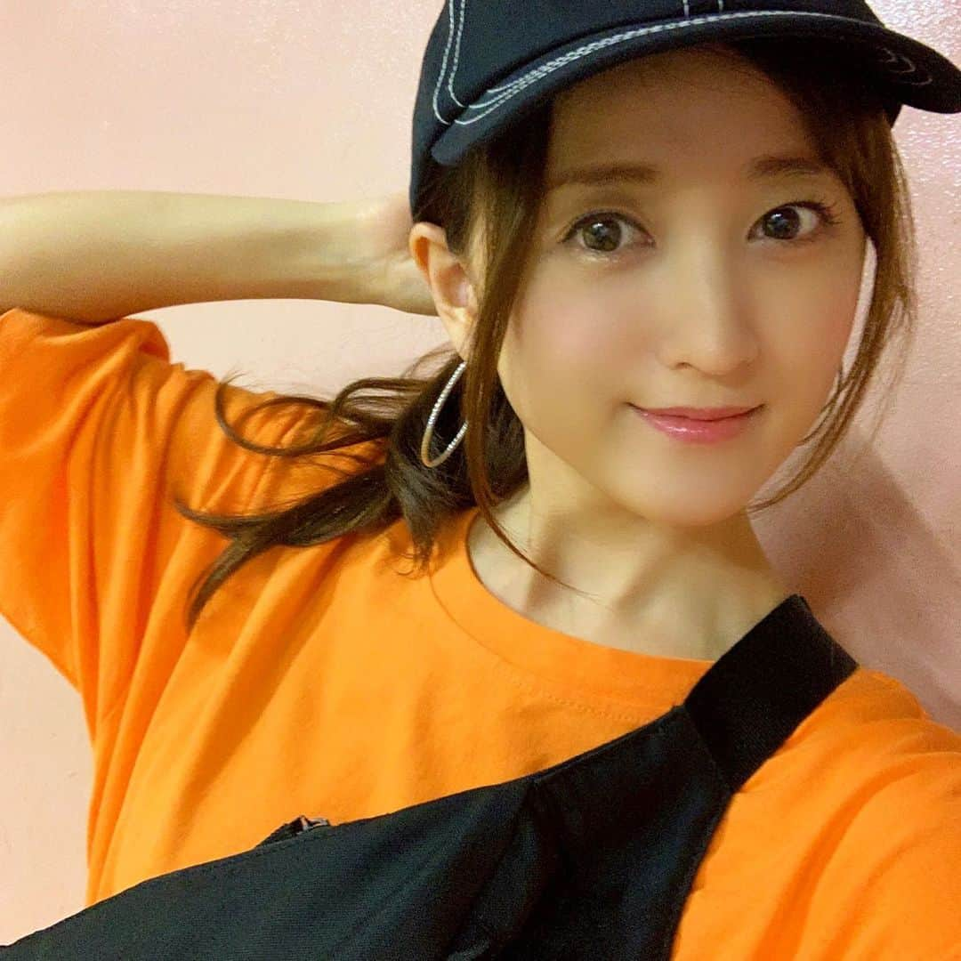 小松彩夏さんのインスタグラム写真 - (小松彩夏Instagram)「﻿ 海外はこんな楽チンな格好が好き♡﻿ ﻿ これは一目惚れしたJEMIREMI(@jemiremi_official)ヴィーナスカラーのTシャツワンピ★﻿ ﻿ ゆるさが可愛い...♡﻿ ﻿ 商品の詳細などについては、公式アカウント<@jemiremi_official>のプロフィール内URLより確認してみてね★﻿ ﻿ クーポンコード【UZ7MJX】を使用すると10%オフで購入ができるキャンペーン中なのでチェックしてみてください(^^)﻿ ﻿  #outfit #ootd #💗 #👗 #私服 #ファッション #fashion #follow #instagood #PR #小松彩夏 #502﻿ #コーディネート #あやカジュアル #韓国ファッション #일본 #JEMIREMI #ジェミレミ﻿」7月16日 11時03分 - official_ayaka_502