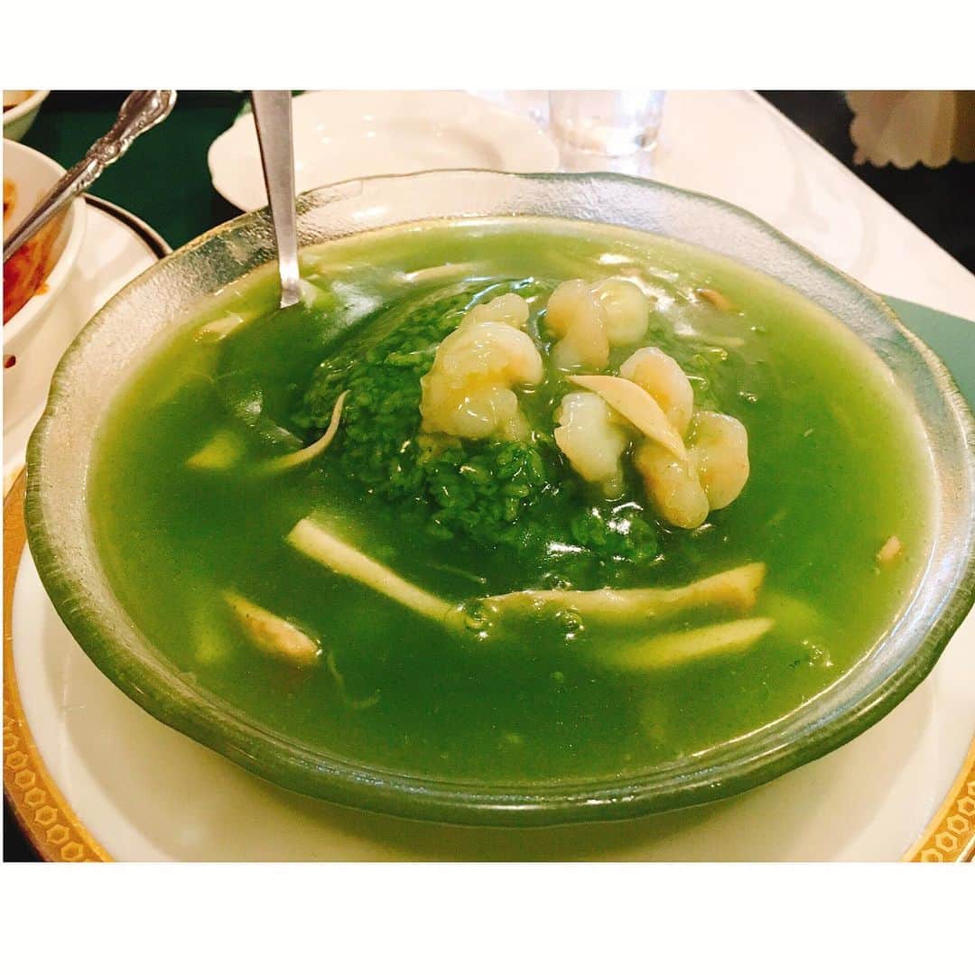 佐藤智美のインスタグラム：「連休中、中華街へ行ってキマシタ🐼🎋✨ 翡翠(ひすい)炒飯はインパクト大‼️ どこもタピオカ屋だらけッシタ〜〜w #中華街 #翡翠炒飯  #翡翠楼 #麻婆豆腐  #小籠包 #翡翠しゅうまい  #タピオカ」