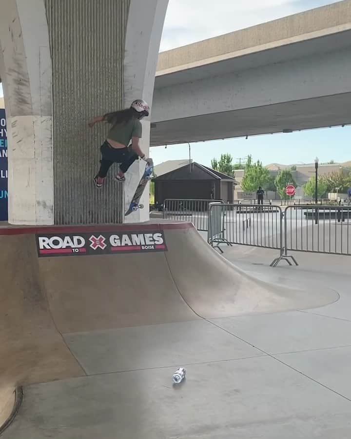 レッドブルのインスタグラム：「Bringin' the Brazilian flow all the way to Idaho . . . 🏃‍♀️:@yndiaraasp #redbull #giveyouwings #skate #flow #skatepark #idaho」