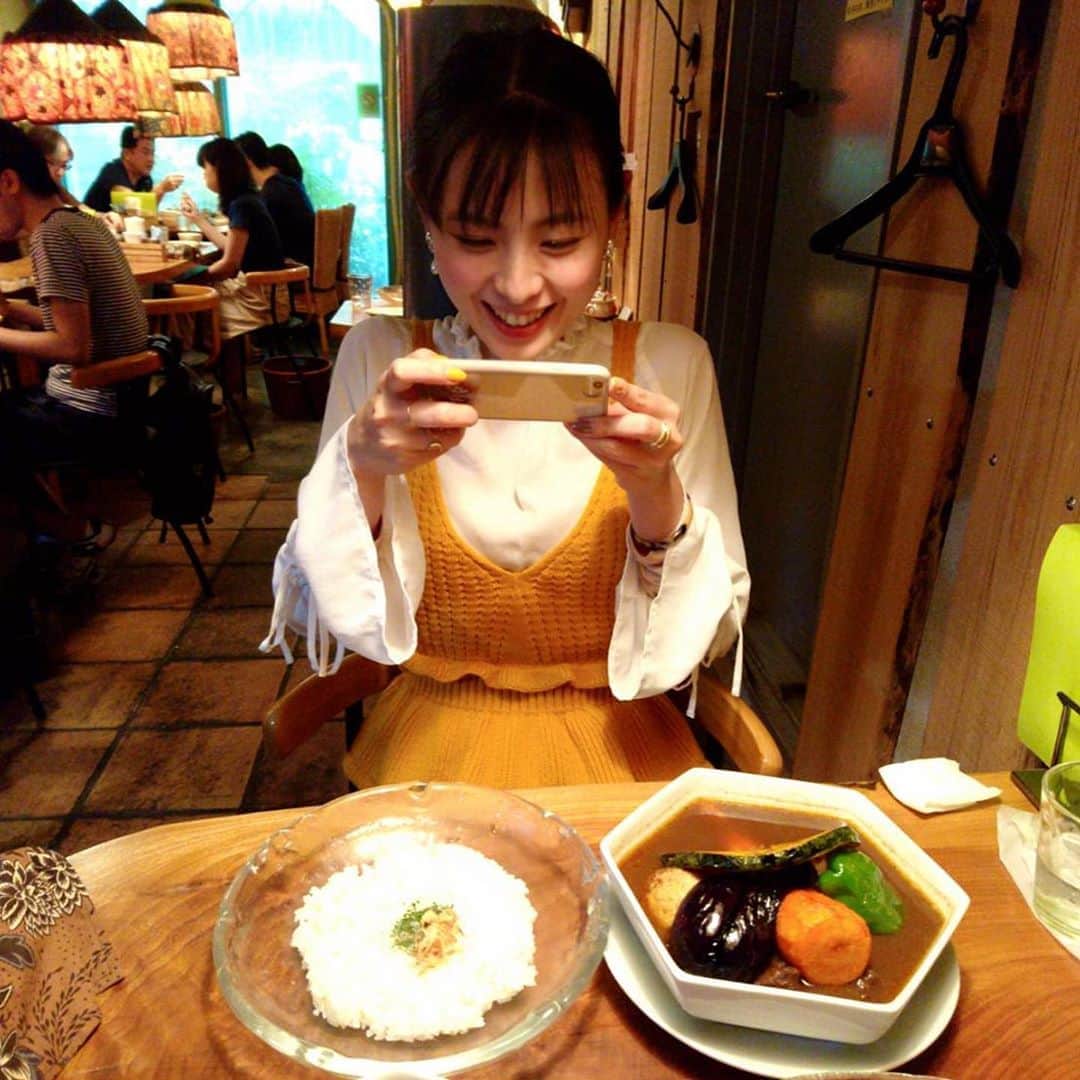 朝見心のインスタグラム：「(∵) 素揚げの野菜がゴロゴロ入ったカレー 美味しかった＼(∵)／ 途中でオーナーさんが 左利き専用のスプーンを スッと出してくれはったのも嬉しいし 野菜たっぷりなのも嬉しいし 森さんが撮ってくれたのも嬉しい 最高の時間でした(∵)」