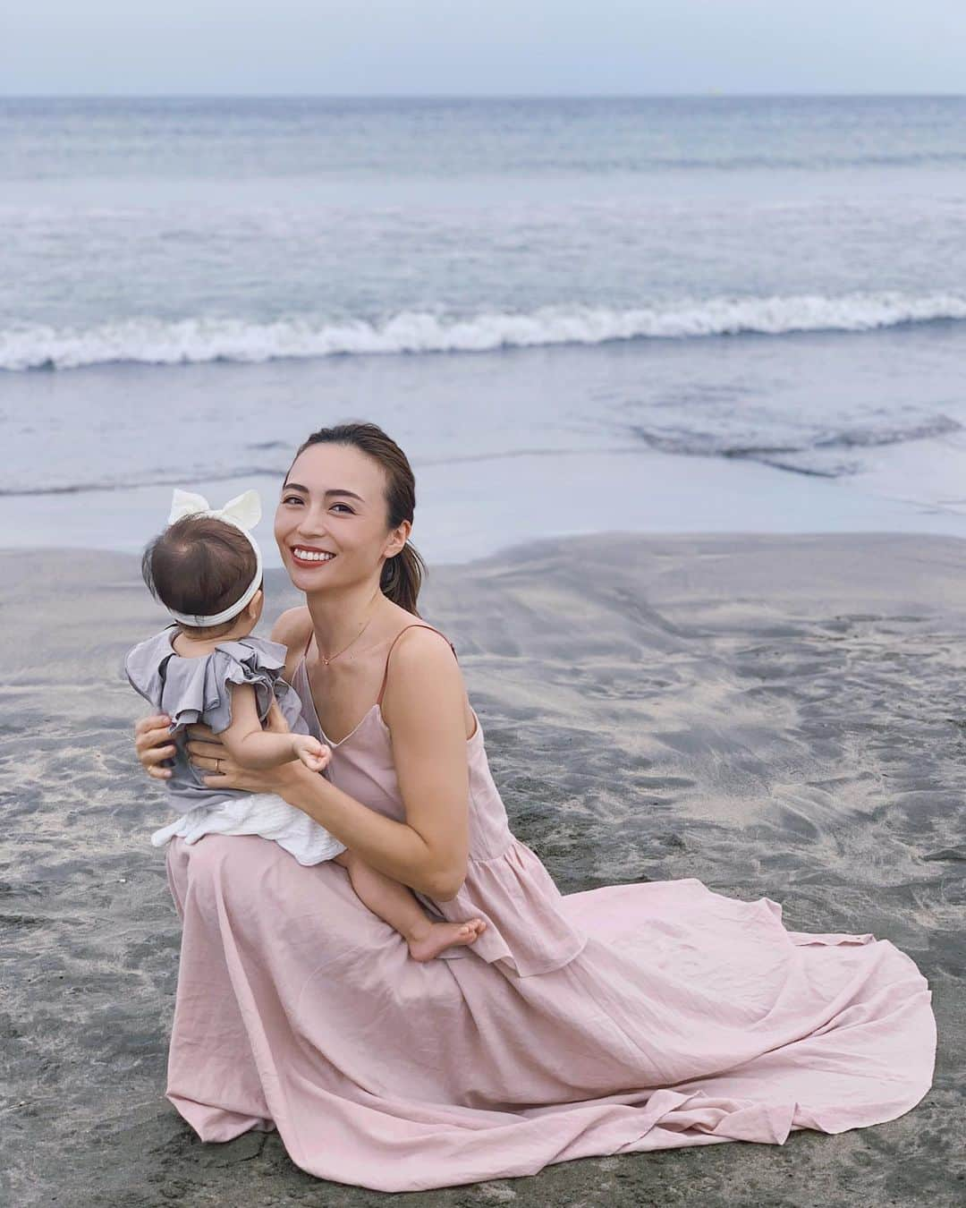 里見茜さんのインスタグラム写真 - (里見茜Instagram)「ベビと初めての由比ヶ浜🏖 子供同士で会うとやっぱり嬉しいみたいで遊びきった日は 力を使い果たして夜は大体爆睡。 母凄く助かります😇 1歳からの成長は0歳の時の可愛さとはまた違ったベビが見れるんだろうな。もうすぐ誕生日だね☺︎ 母になると日々が一瞬すぎて 1秒1秒大切にとか思うけどなかなかうまくいかない。笑 あっという間とはこのことを言うんだろうな🙃💗 #baby#babygirl#girls#mama#mamagirl#11months #赤ちゃん#11ヶ月 #女の子#女の子ママ#ベビー」7月16日 11時06分 - satomiakane