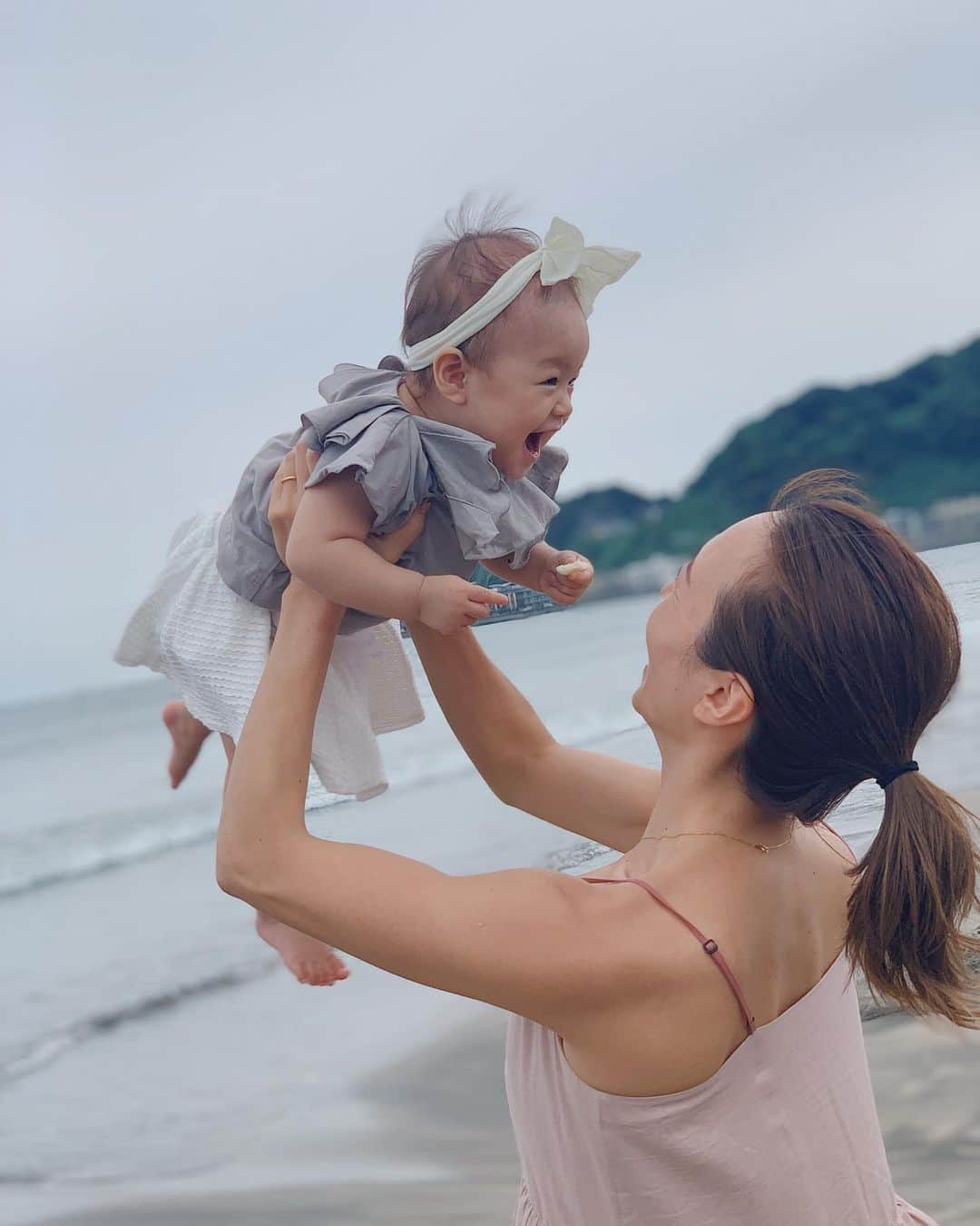 里見茜さんのインスタグラム写真 - (里見茜Instagram)「ベビと初めての由比ヶ浜🏖 子供同士で会うとやっぱり嬉しいみたいで遊びきった日は 力を使い果たして夜は大体爆睡。 母凄く助かります😇 1歳からの成長は0歳の時の可愛さとはまた違ったベビが見れるんだろうな。もうすぐ誕生日だね☺︎ 母になると日々が一瞬すぎて 1秒1秒大切にとか思うけどなかなかうまくいかない。笑 あっという間とはこのことを言うんだろうな🙃💗 #baby#babygirl#girls#mama#mamagirl#11months #赤ちゃん#11ヶ月 #女の子#女の子ママ#ベビー」7月16日 11時06分 - satomiakane