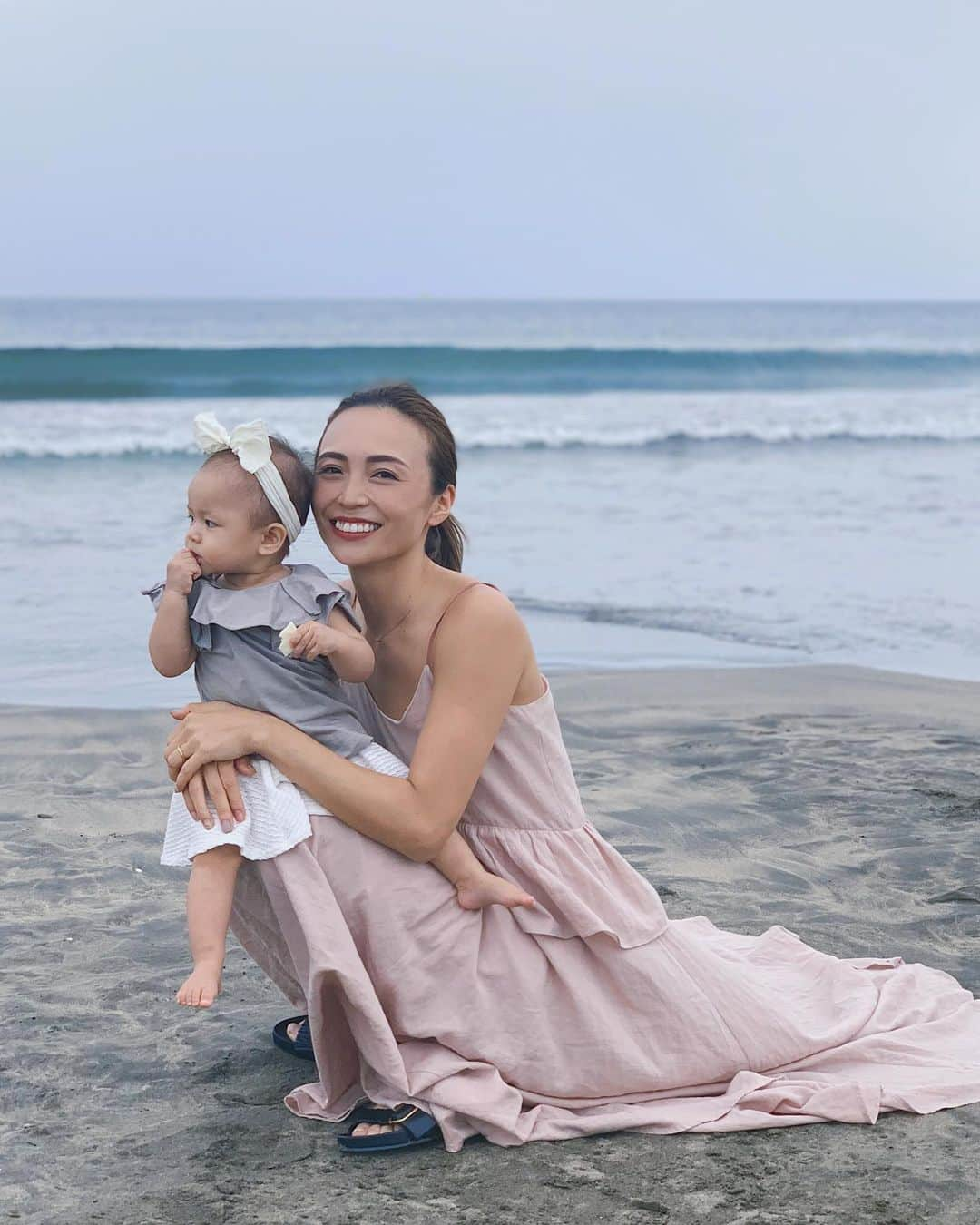 里見茜さんのインスタグラム写真 - (里見茜Instagram)「ベビと初めての由比ヶ浜🏖 子供同士で会うとやっぱり嬉しいみたいで遊びきった日は 力を使い果たして夜は大体爆睡。 母凄く助かります😇 1歳からの成長は0歳の時の可愛さとはまた違ったベビが見れるんだろうな。もうすぐ誕生日だね☺︎ 母になると日々が一瞬すぎて 1秒1秒大切にとか思うけどなかなかうまくいかない。笑 あっという間とはこのことを言うんだろうな🙃💗 #baby#babygirl#girls#mama#mamagirl#11months #赤ちゃん#11ヶ月 #女の子#女の子ママ#ベビー」7月16日 11時06分 - satomiakane