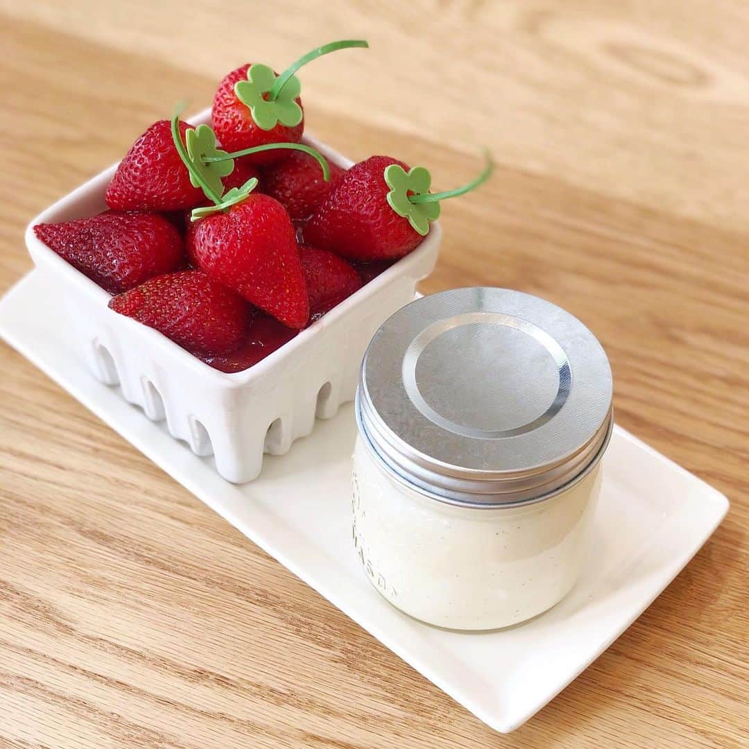 DOMINIQUE ANSEL BAKERYさんのインスタグラム写真 - (DOMINIQUE ANSEL BAKERYInstagram)「Juicy ripe strawberries (complete with tiny hand-cut white chocolate stems) infused with elderflower, set atop fluffy angel food cake, served with a jar of vanilla crème fraîche on the side that we’ll shake up for you tableside to create an instant light and silky whipped cream. The perfect summer dessert at @189bydominiqueansel. 🍓#LosAngeles @thegrovela #189byDominiqueAnsel #dessert」7月16日 11時10分 - dominiqueansel