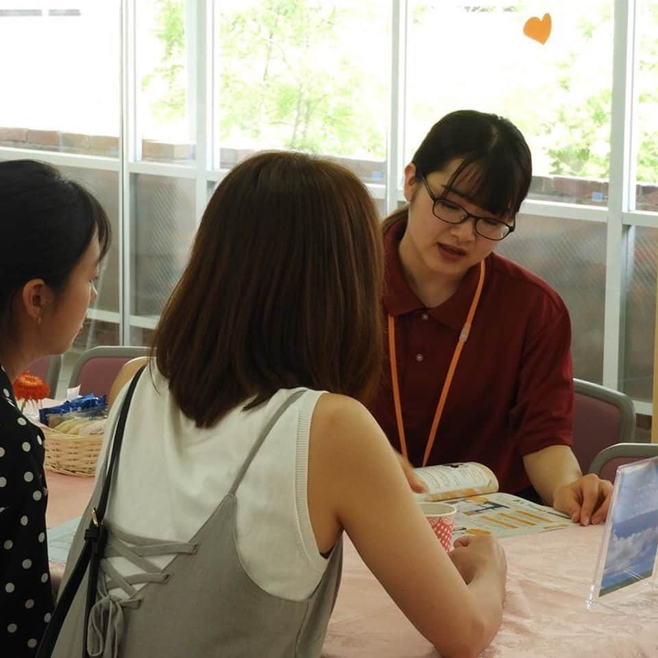 福岡女子短期大学さんのインスタグラム写真 - (福岡女子短期大学Instagram)「@健康栄養学科 こんにちは、福岡女子短期大学です。 . 7月7日（日）に開催された「オープンキャンパス」にて、健康栄養学科にご参加いただいた皆さま、ありがとうございました。 . 今回のオープンキャンパスでは、学生スタッフによる「学生Café」や「学科紹介」の他、「体験授業〜基礎調理学実習体験〜香り高い杏仁豆腐をつくりましょう」や「施設見学ツアー」を実施しました。 . 参加いただいた皆さまからいただいたコメントを一部ご紹介します。 . ◆ 学食がとてもおいしかったし、授業も楽しくて、在校生や先生方の説明もとても分かりやすかったです！ ◆ どの施設もとても綺麗で良かった。生徒と先生の距離が近くて楽しそうだった。また行きたいと思った。 ◆ 先生や在学生の方達が優しかった。 ◆ 現在、高校二年生で福岡女子短期大学へ入学したいなと改めて感じました。先生方や学生さんが優しく対応してくださり、いい学校だなと感じました。また体験に参加したいです。 ◆ お姉さん方が親切に案内して、見学内容も分かりやすくて良かったです。 ◆ 杏仁豆腐が美味しかったです。 . 次回のオープンキャンパスは、7月21日（日）に開催します。詳しい内容はWEBサイト（http://www.fukuoka-wjc.ac.jp/opencampus/）をご覧ください。 . 参加事前申込も受付中！予約フォームよりお申し込みください。 http://www.fukuoka-wjc.ac.jp/opencampus/entry_oc.html . 皆様のご参加をスタッフ一同お待ちしております。 . #福岡女子短期大学 #健康栄養学科 #福岡女子短期大学健康栄養学科 #食品 #オーキャン #オープンキャンパス #体験授業 #調理実習 #高校生 #進路相談  #opencampus  #進路実現 #栄養 #福岡 #福岡県 #太宰府 #太宰府市 #jk #ljk #sjk #栄養バランス #食 #栄養士 #栄養教諭 #フードスペシャリスト #健康管理士 #栄養学 #栄養士の卵 #栄養士さんと繋がりたい . ========[ 資料請求 ]======== ． 新しい福岡女子短期大学の資料請求（2020大学案内📕）を無料送付中です。本学ホームページ📲からお気軽に申し込みください🌟 . 西鉄福岡（天神）駅🚋北口改札前・地下鉄🚃天神駅に設置されている資料ボックスに本学も参画しております。『2020大学案内📕』につきましてはこちらでも配布しております🖌 . 子ども学科/健康栄養学科 音楽科/文化教養学科 ． 福岡女子短期大学 住所：‪‪‪福岡県太宰府市五条四丁目16番1号‬‬‬ tel：‪‪‪092-922-4034‬‬‬（代表） . =======================」7月16日 11時11分 - fukuoka_wjc