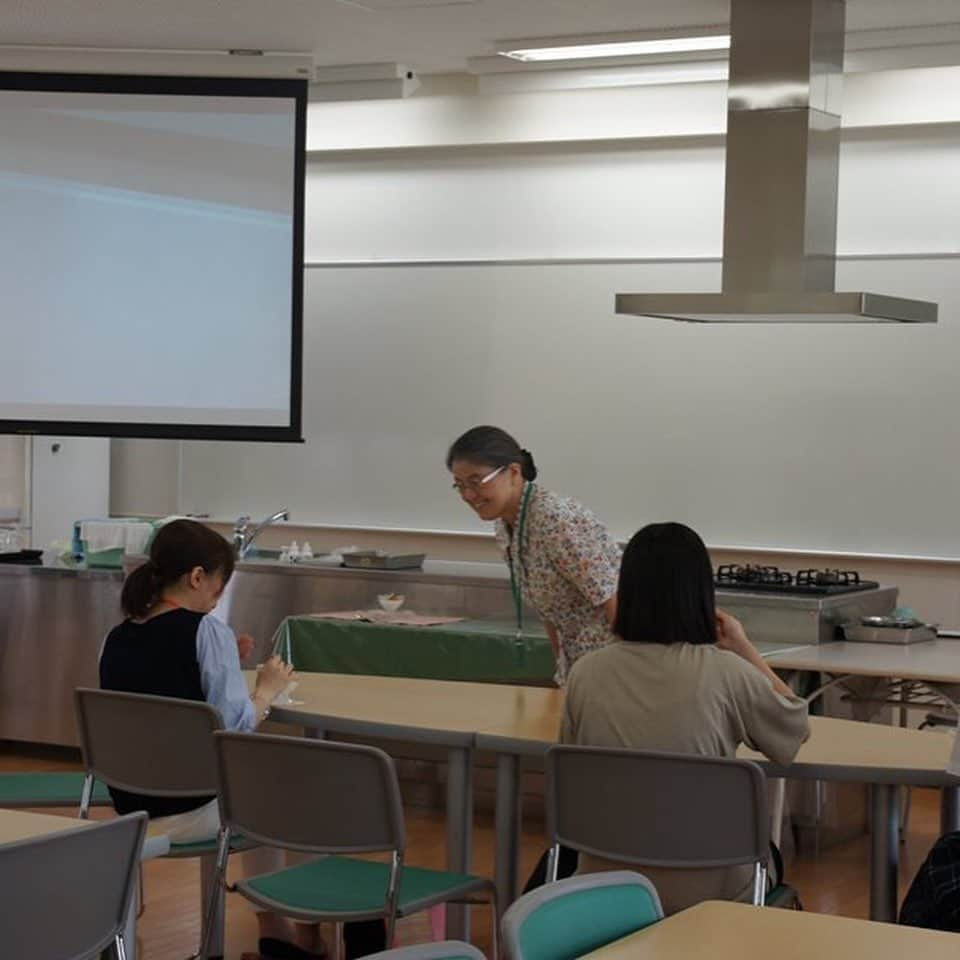 福岡女子短期大学さんのインスタグラム写真 - (福岡女子短期大学Instagram)「@健康栄養学科 こんにちは、福岡女子短期大学です。 . 7月7日（日）に開催された「オープンキャンパス」にて、健康栄養学科にご参加いただいた皆さま、ありがとうございました。 . 今回のオープンキャンパスでは、学生スタッフによる「学生Café」や「学科紹介」の他、「体験授業〜基礎調理学実習体験〜香り高い杏仁豆腐をつくりましょう」や「施設見学ツアー」を実施しました。 . 参加いただいた皆さまからいただいたコメントを一部ご紹介します。 . ◆ 学食がとてもおいしかったし、授業も楽しくて、在校生や先生方の説明もとても分かりやすかったです！ ◆ どの施設もとても綺麗で良かった。生徒と先生の距離が近くて楽しそうだった。また行きたいと思った。 ◆ 先生や在学生の方達が優しかった。 ◆ 現在、高校二年生で福岡女子短期大学へ入学したいなと改めて感じました。先生方や学生さんが優しく対応してくださり、いい学校だなと感じました。また体験に参加したいです。 ◆ お姉さん方が親切に案内して、見学内容も分かりやすくて良かったです。 ◆ 杏仁豆腐が美味しかったです。 . 次回のオープンキャンパスは、7月21日（日）に開催します。詳しい内容はWEBサイト（http://www.fukuoka-wjc.ac.jp/opencampus/）をご覧ください。 . 参加事前申込も受付中！予約フォームよりお申し込みください。 http://www.fukuoka-wjc.ac.jp/opencampus/entry_oc.html . 皆様のご参加をスタッフ一同お待ちしております。 . #福岡女子短期大学 #健康栄養学科 #福岡女子短期大学健康栄養学科 #食品 #オーキャン #オープンキャンパス #体験授業 #調理実習 #高校生 #進路相談  #opencampus  #進路実現 #栄養 #福岡 #福岡県 #太宰府 #太宰府市 #jk #ljk #sjk #栄養バランス #食 #栄養士 #栄養教諭 #フードスペシャリスト #健康管理士 #栄養学 #栄養士の卵 #栄養士さんと繋がりたい . ========[ 資料請求 ]======== ． 新しい福岡女子短期大学の資料請求（2020大学案内📕）を無料送付中です。本学ホームページ📲からお気軽に申し込みください🌟 . 西鉄福岡（天神）駅🚋北口改札前・地下鉄🚃天神駅に設置されている資料ボックスに本学も参画しております。『2020大学案内📕』につきましてはこちらでも配布しております🖌 . 子ども学科/健康栄養学科 音楽科/文化教養学科 ． 福岡女子短期大学 住所：‪‪‪福岡県太宰府市五条四丁目16番1号‬‬‬ tel：‪‪‪092-922-4034‬‬‬（代表） . =======================」7月16日 11時11分 - fukuoka_wjc