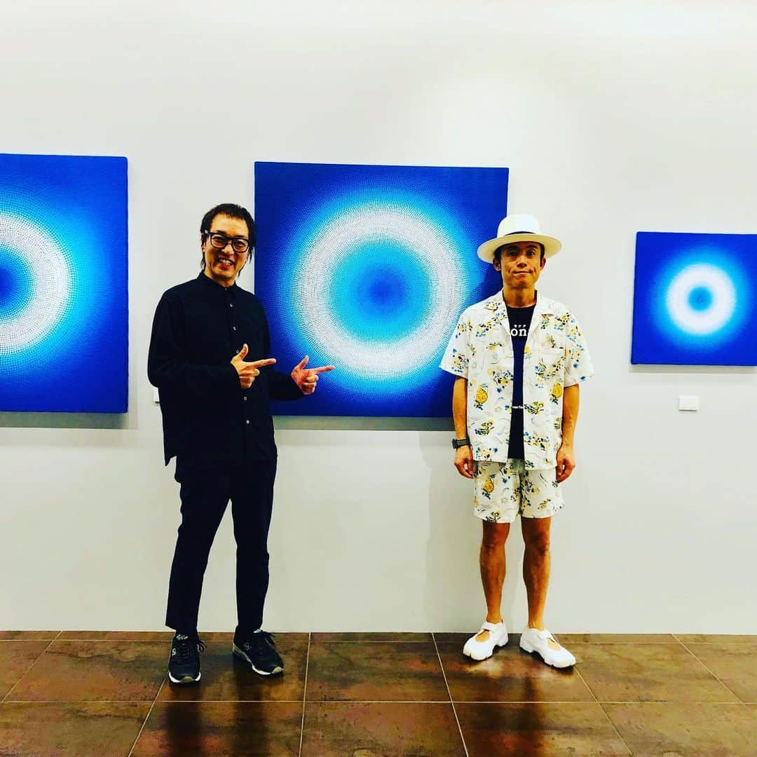 のインスタグラム：「Koji meet  GOMA  昨日が最終日の新宿高島屋にて。  1998年ディジリドゥで、ノンアボリナル奏者として初の準優勝を獲得。海外でも大活躍の最中、2009年交通事故で外傷性脳損傷に… その2日後から描き始めた点描画。 脳損傷における「ひかり」の世界を描き続け500点以上に。 2011年、再起不能と言われた事故から苦難を乗り越え音楽活動を再開。 サヴァン症候群の世界的権威の精神科医、ダロルド.ドレッファード博士から「後天性サヴァン症候群」と診断される。現在もディジリドゥ奏者、画家として活動中。  #GOMA #点描画 #ディジリドゥ奏者 #佐藤幸治 #写真家 #新宿高島屋 #twiggytokyo」
