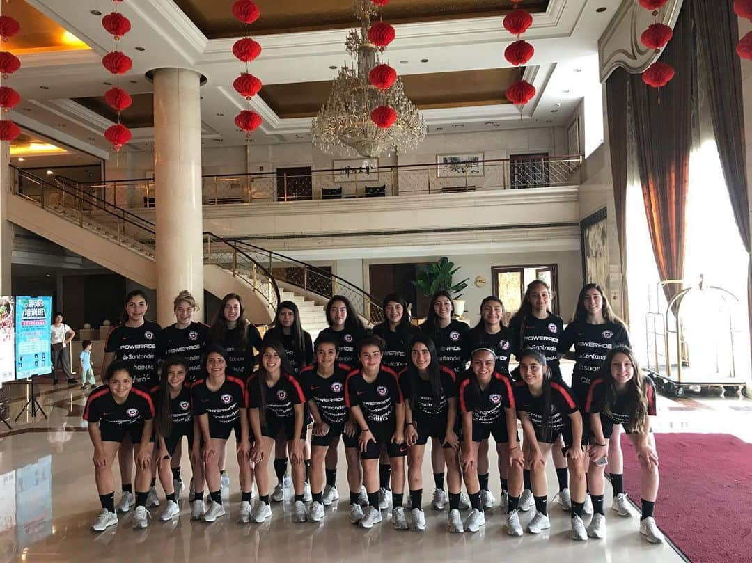 サッカーチリ代表チームさんのインスタグラム写真 - (サッカーチリ代表チームInstagram)「¡Atravesamos el mundo 🌏 y ya estamos en Weifang! 🇨🇳🇨🇳🇨🇳 #LaRojaFemenina Sub 17 prepara su histórica participación en un cuadrangular internacional  Mañana (pasado mañana en Chile) es el estreno ante las poderosas “Ferns” de @nzfootballferns  #VamosChile🇨🇱⚽️」7月16日 11時24分 - laroja