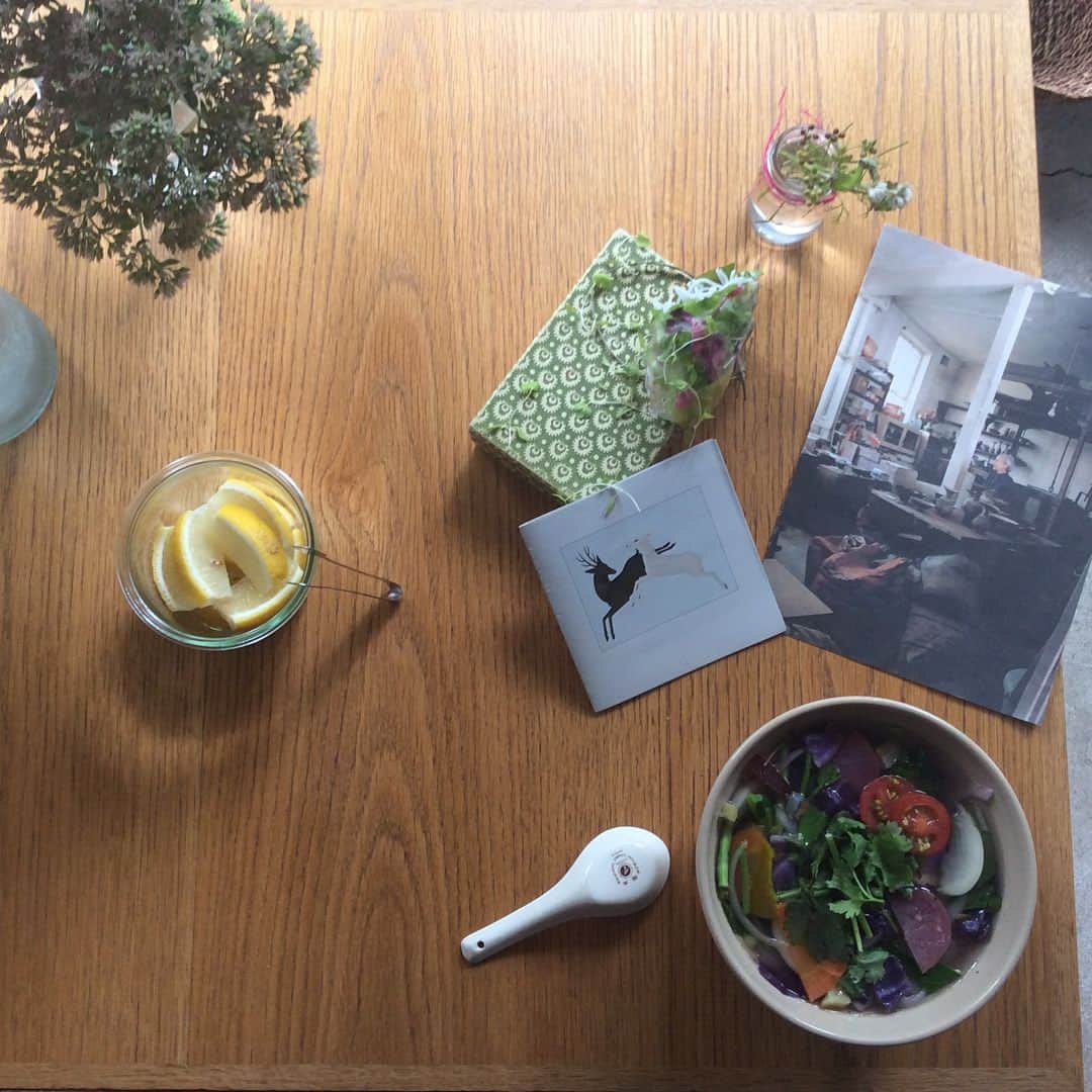 のインスタグラム：「hello shiny tuesday ---todays recommend : 7 kinds of fresh summer veges bun/pho and more lovely veges 🌞...🦌🌧🦌 こんにちは。3連休 沢山の方々のご来店 こころよりありがとうございます。 朝から雨降りの千駄ヶ谷の交差点です。京の都では祇園祭がスタート致しました。 本日のおすすめは「季節の根菜 有機野菜を中心とした7種のお野菜のブン/フォー」「豚肉とレモングラスのブン 細麺甘酢ダレ 冷/太麺お醤油ダレ 温」「烏賊団子 ヤングコーン スナップ豌豆 木耳のちゃんぽんのフォー *豆乳スープ仕立て」「豚ひき肉とレモングラスのピリ辛そぼろごはん/チキンライス(ランチセット)」「半熟味付き🥚/パクチー/有機野菜トッピング」「奄美の黒糖 豆乳 ココナッツのマーラーカオボール」「甲州マルスワイナリーの発泡和飲 (miniボトル)」です。 本日のお野菜は 岐阜ファームレガーロさんから届いた有機野菜を中心に にんじん カブ 紅遥か モロッコいんげん 隠元 南瓜 ノーザンルビーの7種、プラス お野菜のブンには 旬の葉野菜のお惣菜、厚揚げ そして仕上げに トマトも一緒です。 どんなに慌ただしい時も お野菜をしっかりと味わうと畑や土のサイクルに自然に同調して 自然なリズムを取り戻せそうな気がします。 交差点を渡ったbe a good neighbor coffee kioskでは 福井より 縁のある昆布屋孫兵衛pop up shop day2が開催中です。 ふくふくの大福からふくもちなどの生菓子から銅鑼焼きまで、お仕事中のcoffee breakのおともに、大切な方への差し入れ、お土産におひとつ如何ですか。 ブンやcomのto go boxのご注文もおひとつから承ります。(5つ以上 まとまった個数をご希望の方は お早めにご連絡下さいませ ☎︎03 6432 9586) 本日も🕦よりopen、マーラーカオも蒸し上がりました。 雨足が強いので、道中 お足元お気をつけてご来店下さいませ。 todays opening bgm 📻'hold me down'blessed'daniel caesar from'freudian'(2017) スタッフ一同」